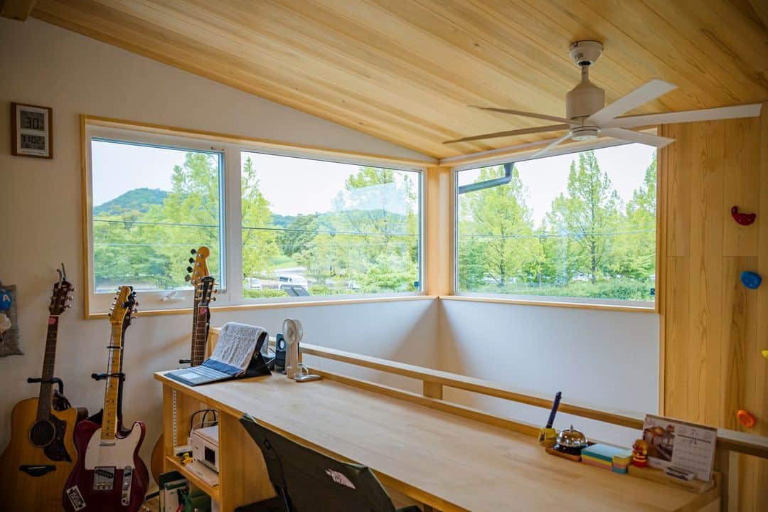 のインスタグラム：「【施工事例】借景。 外の景色をくらしにとり込む。 —————————————— ■詳細はHPにて■ @kinoie.nara プロフィールのリンクより ——————————————  #木村建設 #工務店 #注文住宅 #奈良県 #奈良市 #天理市 #桜井市 #大和郡山市 #宇陀市 #田原本町 #橿原市 #川西町 #三宅町 #斑鳩町 #河合町 #広陵町 #大和高田市 #香芝市 #木の家 #デザイン住宅 #吹き抜け #高断熱 #耐震 #健康住宅 #無垢の家 #自然素材の家 #ダブル断熱 #借景 #パッシブハウス」