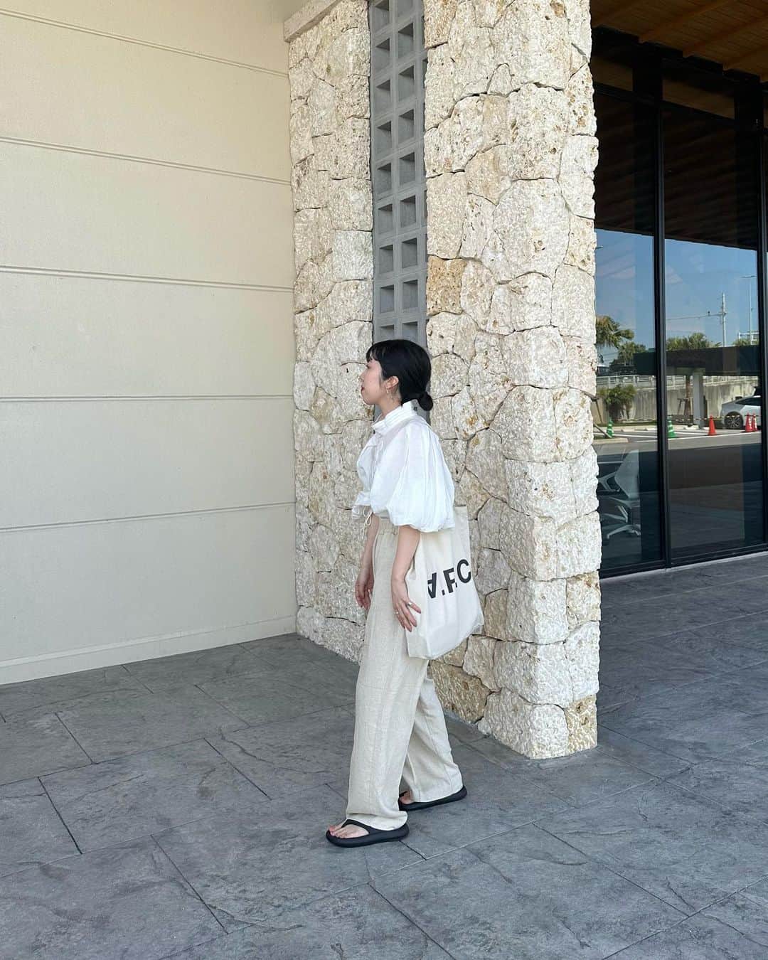 kannnaのインスタグラム：「OKINAWA 1日目の♡ ラフにリネンパンツと ブラウス👕DAY！」
