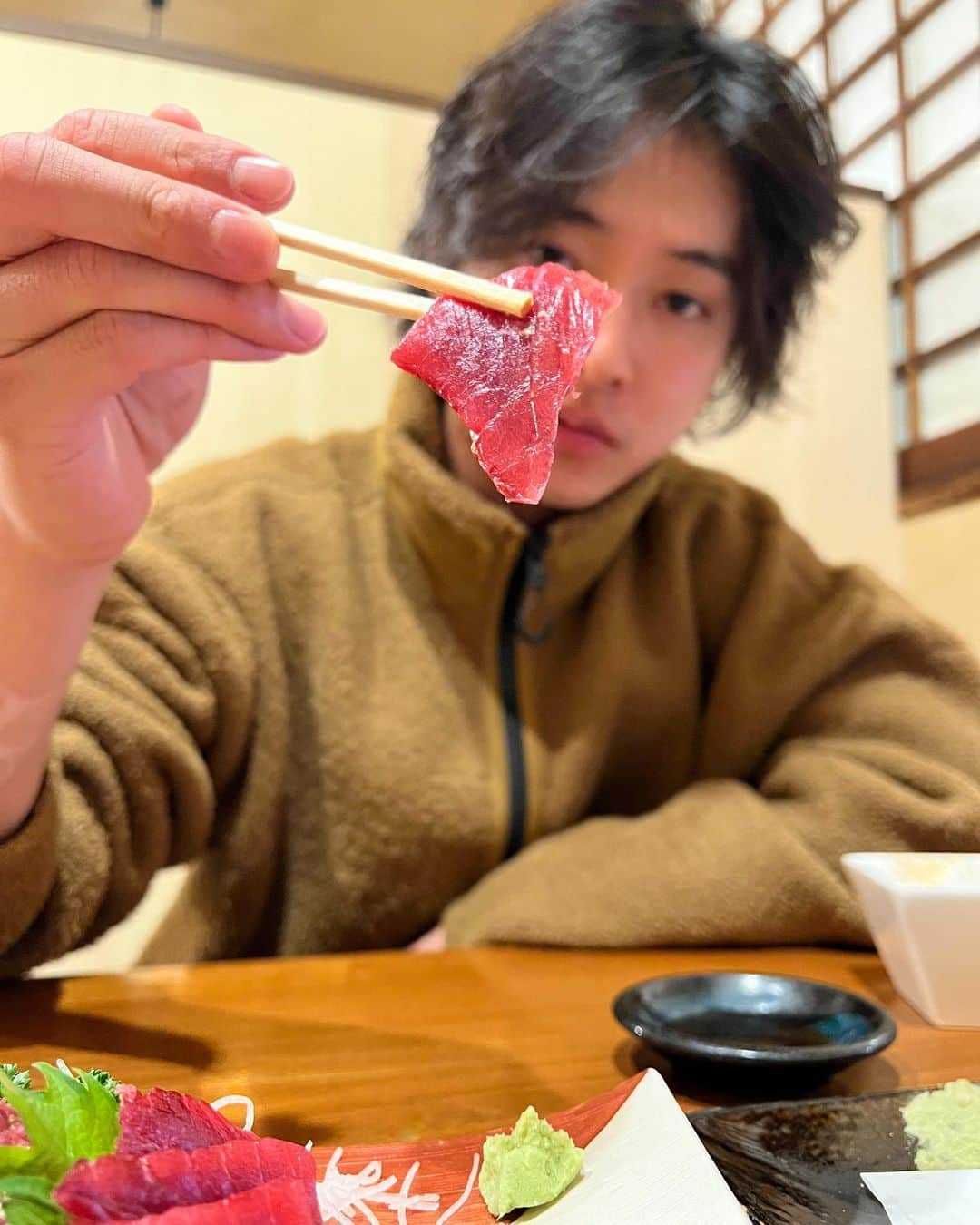 山﨑賢人さんのインスタグラム写真 - (山﨑賢人Instagram)「鮪 #マグロを食べる山﨑さん #いつかの山﨑さん」4月25日 17時06分 - kentooyamazaki_mg