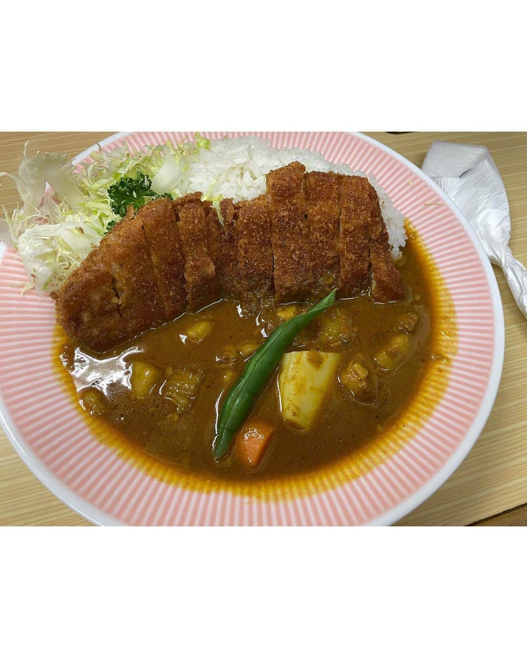 青山草太さんのインスタグラム写真 - (青山草太Instagram)「東京都町田市にある 「リッチなカレーの店　アサノ」  タイミングよく開店ちょっと前に行けたので行ってみました。 するとゾクゾクと後から人が集まりだし…本当にいいタイミングで行けました！  サラサラのカレーだけど 薄いわけではなく 最後はピリッと効いたスパイスが 口に残り それを途切れさせたくないのか？ すぐに次の一口にいってしまい あっという間に無くなりました。　  今回、カツカレーを頼みましたが カツも自分好みの厚さのカツと とろとろになった豚肉にやられてしまいました。  スパイスの辛さにあの肉の甘みが…。  ご馳走様でした。  #青山草太#sotaaoyama #カレー#curry #東京#町田#tokyo#machida  #リッチなカレーの店アサノ  #カツカレー #美味しく #いただきました」4月25日 17時17分 - sotaaoyama