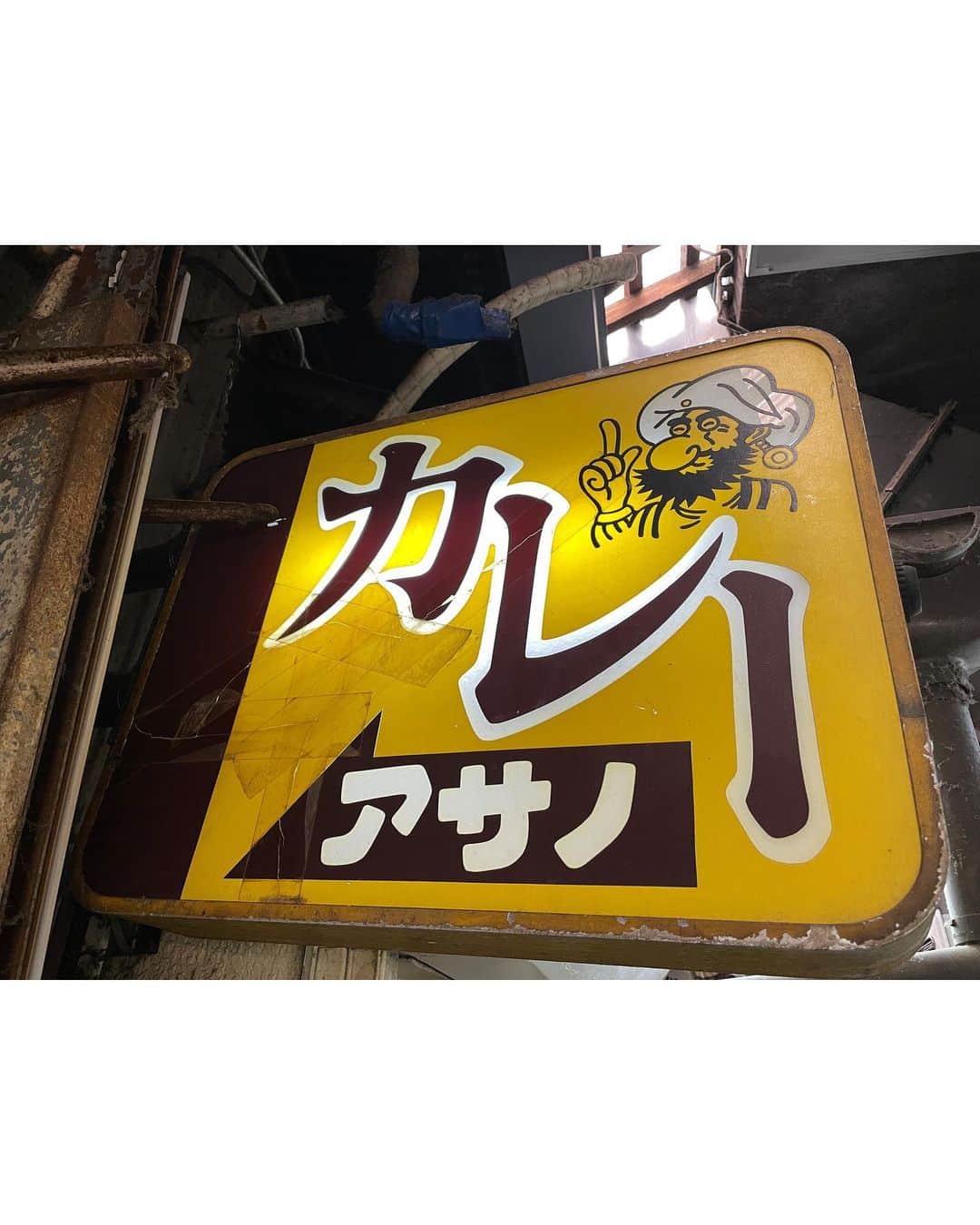 青山草太さんのインスタグラム写真 - (青山草太Instagram)「東京都町田市にある 「リッチなカレーの店　アサノ」  タイミングよく開店ちょっと前に行けたので行ってみました。 するとゾクゾクと後から人が集まりだし…本当にいいタイミングで行けました！  サラサラのカレーだけど 薄いわけではなく 最後はピリッと効いたスパイスが 口に残り それを途切れさせたくないのか？ すぐに次の一口にいってしまい あっという間に無くなりました。　  今回、カツカレーを頼みましたが カツも自分好みの厚さのカツと とろとろになった豚肉にやられてしまいました。  スパイスの辛さにあの肉の甘みが…。  ご馳走様でした。  #青山草太#sotaaoyama #カレー#curry #東京#町田#tokyo#machida  #リッチなカレーの店アサノ  #カツカレー #美味しく #いただきました」4月25日 17時17分 - sotaaoyama