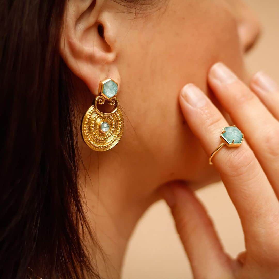 アズニのインスタグラム：「Gold and bold: This summer’s must haves.  #goldearrings #goldstatementearrings #statementearrings #goldhoops #earringssummer2023 #azuni #azuniearrings」