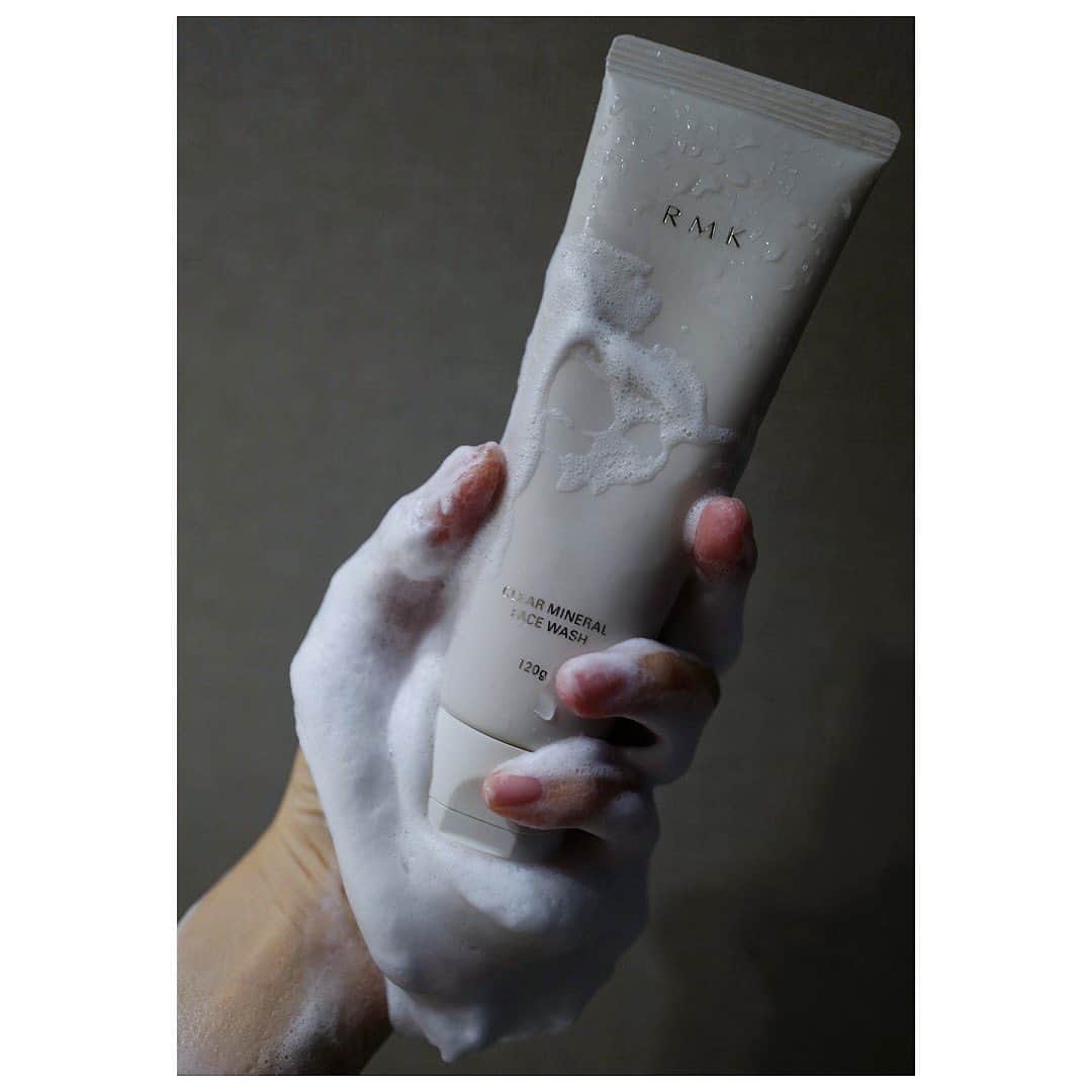 JUNNAのインスタグラム：「☁️ @rmkofficial   RMKはコスメも好きだけど、スキンケアも🤝　  この "クリア ミネラル フェイスウォッシュ "  濃密クレイ泡を顔にふわふわとのせ  じゅわ〜っと馴染んだら  手ですくったぬるま湯でたぷたぷと泡を流す  この感覚🫧やみつきです...  ベースのお肌の受け入れ態勢が整ったら新作の ・クリア コンディショニング ローション ・スムース コンディショニング エッセンス  ぐびぐびお肌に飲ませる🥛  #洗顔 #rmk#only」