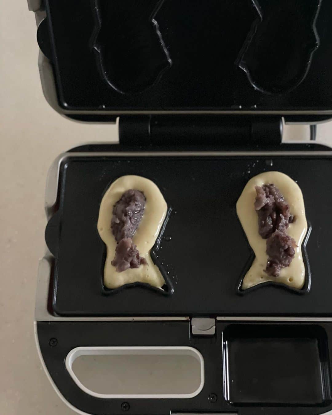 松見早枝子さんのインスタグラム写真 - (松見早枝子Instagram)「今日のおやつは#ミニ鯛焼き 🐟 ・ 市販の鯛焼きの半分ほどの大きさだから、いろんな味を2〜3種類食べられるのが嬉しい😙 ・ ホットサンド作りでも愛用している#ビタントニオ のワッフル&ホットサンドメーカーに、別売りの鯛焼き用プレートを買い足して作っています🐟🐟 ・ 家にあるシンプルな材料でできるのが👌😉 ・ うちのベーシックレシピを下に記載しておきますが、あっさり味の生地なので、生地に溶かしバターを少し加えても美味しいです😋 ・ 今日の具は、#きたがわ屋 さんの冷凍粒あんと、#よつ葉 のチーズ、#kaoka の70%クーベルチュールチョコ。 ・ チーズは、シュレッドチーズだと生地全体に溶け出して真ん中には入っていない感じ。 こちらも美味しいけれど、真ん中にドカッと入っていて欲しい人は、ぜひカマンベールで😊 ・ 鯛焼き、心楽しいおやつです♥️ ・ 最近は、4月の片付けノルマの大詰め(その為に今月は料理教室を珍しくお休みしました)。 ・ 家の、気になったまま放置していたあれこれに、本、掲載誌、レシピ、経理書類の整理。 ・ インスタが死んだようにそのままになっていたことに気付きました、、😅 ・ 地味なことほど時間がかかるのですよねー😂 家を使いやすく、仕事をしやすくすべく、もう少し孤独にがんばろう💦 ・ 作るのも食べに行くのも、おやつが今の私の心の支えです。。 ・ ・ ■ミニ鯛焼き ▫️ 〈材料〉9個分 【A】 ・薄力粉　150g ・ベーキングパウダー　小さじ2弱 ▫️ 【B】 ・卵　1個 ・砂糖　40g ▫️ ・牛乳　130g ▫️ 【具】あん、チーズ、チョコレートなど適量 ▫️ 〈作り方〉 ①【A】はふるう。 ▫️ ②【B】をボウルに入れて泡立て器でよくかき混ぜる。 ▫️ ③ ②に①と牛乳を入れて泡立て器でよくかき混ぜる。(あれば丸口金を付けた絞り袋に入れる) ▫️ ④ 鯛焼き型を予熱してよく温めたら、刷毛でサラダ油を塗る。 ▫️ ⑤ ③の生地を型の深さの半分まで流す。生地が膨れて穴が空いてきたら、具を適量のせる。 ▫️ ⑥ 上から、型からはみ出さないように生地を流し入れる。 ▫️ ⑦ カバーを閉じてロックし、3分ほど焼く。　 ・ ・ #鯛焼き #自家製鯛焼き #鯛焼きレシピ #鯛焼きメーカー #粮理家 #ウェルネスフードスタイリスト #松見早枝子 #taiyaki #homemadetaiyaki #wellnessfoodstylist #saekomatsumi」4月25日 17時11分 - saekomatsumi