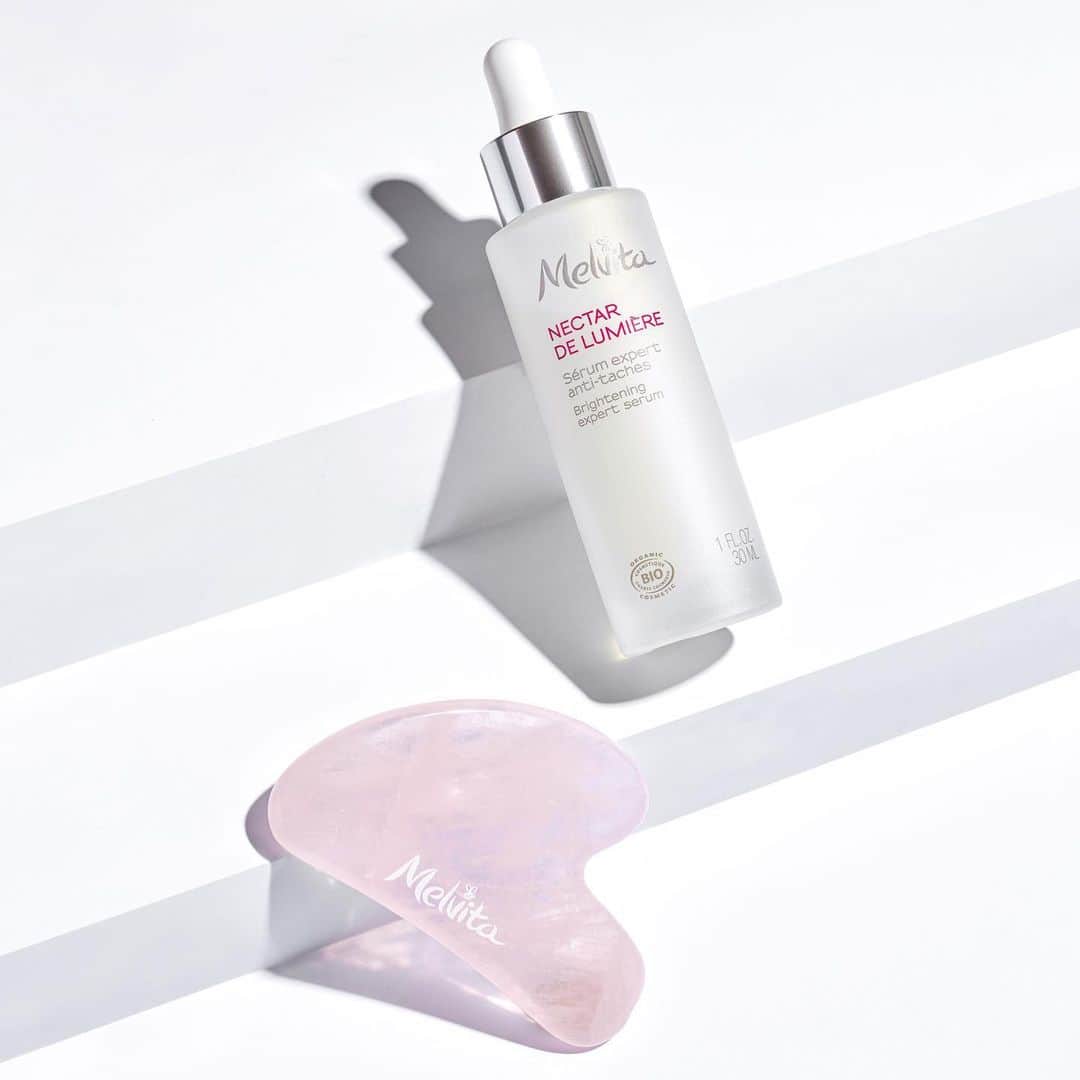 Melvita Officialのインスタグラム：「Votre duo visage offert 🤗  Dès 40€ d'achat sur Melvita.fr recevez votre Gua Sha en quartz rose et un mini soin visage au choix avec le code ECLAT.  Le gua sha est un outil de massage pour tous les types de peaux, hérité de la médecine traditionnelle asiatique qui permet de stimuler la circulation sanguine pour une peau uniformisée. Utilisez cet accessoire avec le sérum expert anti-tache Nectar de Lumière pour un teint encore plus lumineux.  #Melvita #Nectardelumiere #guasha #skincare #bio」
