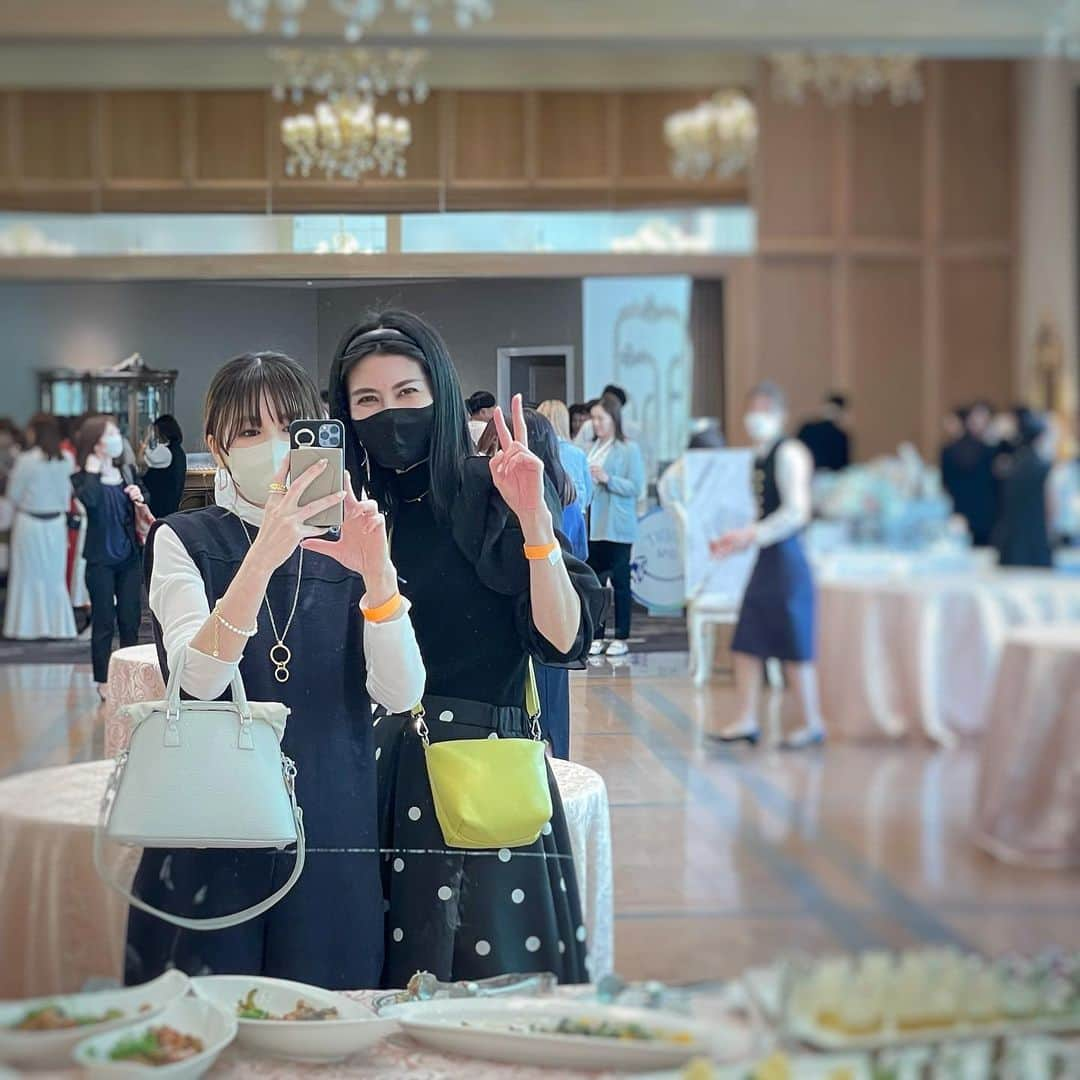 Ako Akoさんのインスタグラム写真 - (Ako AkoInstagram)「❥ 週末に名古屋で行われた @beautygala0321  美容のイベントにお友達と参加してきました♥   詳しくはGALAのアカウント見てみてね✩.*˚   　  私が体験したのは マリポサビューティークリニックの肌診断𓈒𓏸︎︎︎︎ @mariposa_beauty_clinic    肌診断ブースは大人気 シミ、シワ、黒ずみ、毛穴は95~100点の合格点👏👏 ビタミンとってて良かった🍋 　 〜こうゆう診断する時に撮影した自分の顔よ、、、、、😱 ただただ、その顔消してくれて思ってたwww 　 先生はとても話しやすく、たるみについて、 顎に出るスジについて、笑笑 色々相談しました❤︎ 5枚目画像のサンプル品もいただいて、 近々使ってみたいと思います🍋 　   　 眉メイクも体験しました。 少し手を加えてもらうと美眉に変身✨ 眉頭と眉尻を足す、、忘れないようにメモメモ( ･ω･)φ… 眉メイク、上手くなるかも♪       ナチュラルな姿を撮ってくれた、まっちゃん @matsuten522 に感謝💗 　 　 #ビューティガラ #beautygala  #名古屋 #愛知 #イベント #美容  #40代ママ #美容イベント」4月25日 17時13分 - akokako