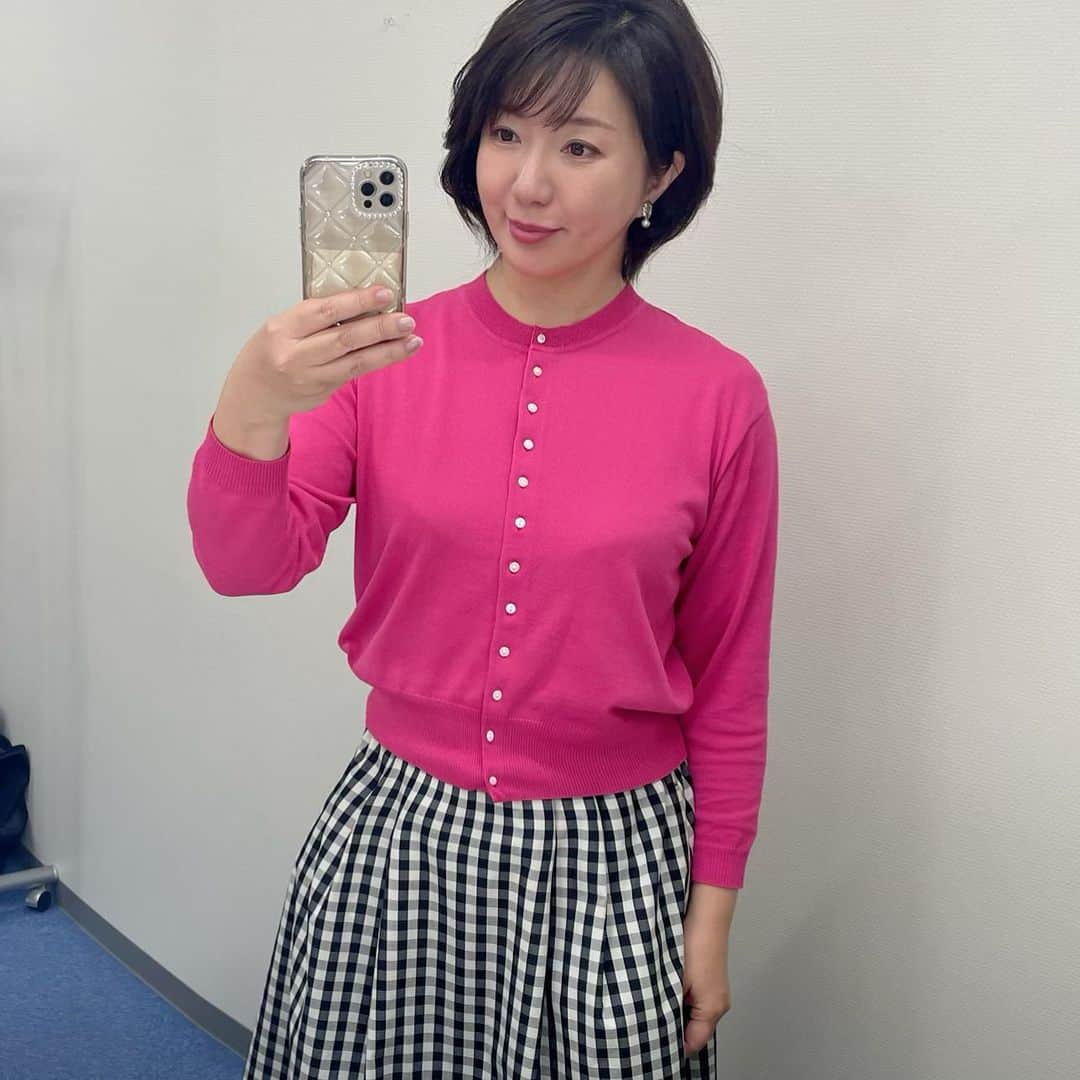 角田華子のインスタグラム：「先週の  #福岡ニュースファイルcube  #衣装は #ピンクニット  でした^_^  今週もよろしくお願いします✨」