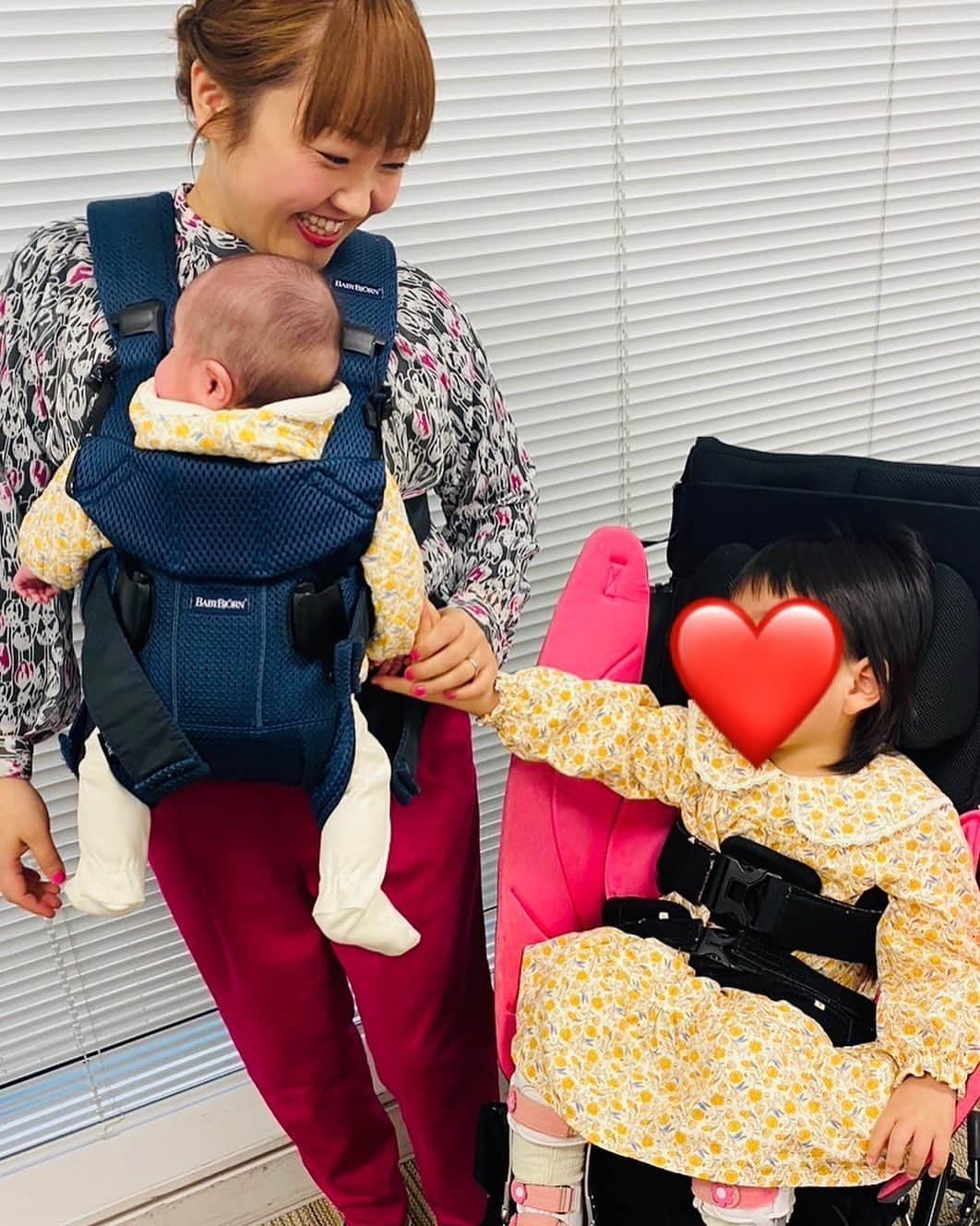 柳原可奈子さんのインスタグラム写真 - (柳原可奈子Instagram)「インスタはじめました！！！  育児、仕事、おしゃれ、メイクなどなど いろいろ紹介させてね！  (もちろんお待ちかねの夜中のポエムもw)  まずは最近お気に入りの 娘たちとの3ショット❤️  長女は3歳5ヶ月 いつもゲラゲラ　我が家のムードメーカー 生まれつきの脳性麻痺で 毎日リハビリを頑張ってます そんな様子ものせていくね！  次女は0歳5ヶ月 最近寝返りができるようになったよ  インスタライブとかもやってみたいな〜 とにかく楽しみがいっぱい！ 色々教えてください！」4月25日 17時25分 - yanagihara_kanako_