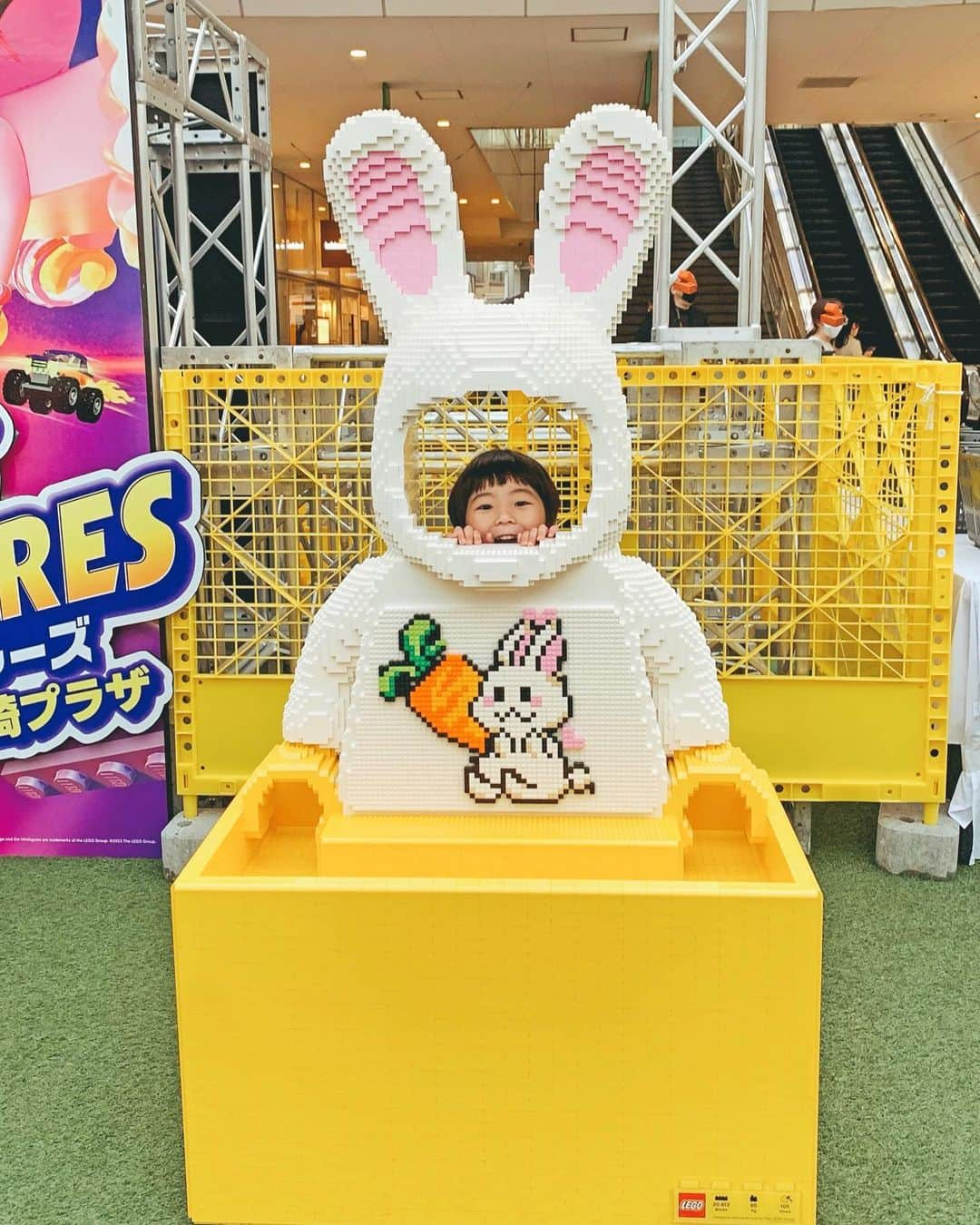 むらたさきさんのインスタグラム写真 - (むらたさきInstagram)「♡♡ ． 子どもたちと一緒に レゴアドベンチャーズに行ってきました〜🧱🥰 ． ミニフィグをカスタムして作ったり、 シネマコーナー、マイクラブース、 ブレスレッドやワッペンが作れるクラフトエリア、 自由にレゴで遊べるフリースペース ＆帰りはお土産までいただけて🎁🥺、 どこも大行列が出来るくらいに賑わっていて親子で楽しめました✌️👦👦 ↑ こんな盛りだくさんなのに全て無料❣️🥺🎉 ． ． ． 左から、 母、三男、次男 の作ったミニフィグ🕴️✨ (6枚目) ． メガネをかけた顔パーツがあって、 「これ僕に似ている😍💡」と次男が喜んでいた👓🥰♡ ． ． ラジコンレースに参加したり、 自分好みのスポーツカーをデジタルで組み立てられるブースもあって、 かっこいいを追い求める男子たちは大喜びでした🏎️👦👦💘 サンちゃんがフリースペースのレゴに夢中で 時間切れになってしまったけれど😅、 クラフトエリアも行ってみたかったな〜☺️🌼 ． ． ． ． 4/29(土)〜5/7(日)まで ららぽーと全国19施設＋ラゾーナ川崎プラザでも開催するそうで、 わたしたちもまた遊びに行こう♡と計画中🧱✌️🥰🚃 ． GWのおでかけ先候補に、お時間合う方是非〜🎏☺️👍 ． ． ． ． ． ． ． ． ． ． ． ． ． ． ． ． ． ． ． #9歳 #7歳 #3歳 #三兄弟 の次男三男 ． #子育て #男の子ママ #こどもとおでかけ #レゴ #レゴアドベンチャーズ #LEGO #sponsored @legojapan_official」4月25日 17時26分 - muratasaki