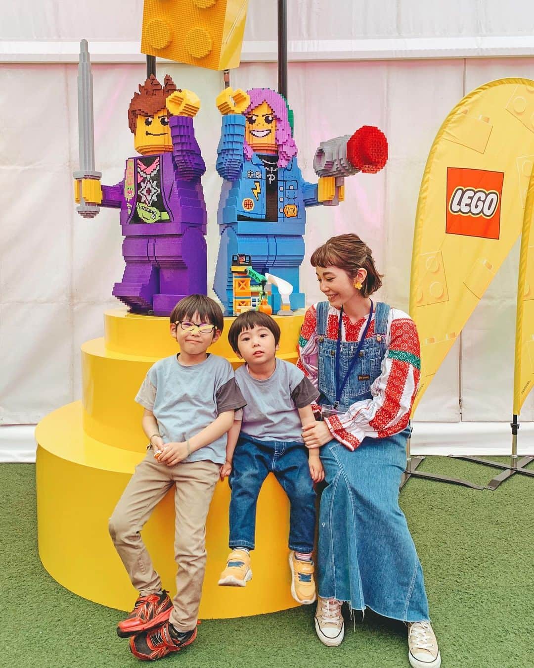 のインスタグラム：「♡♡ ． 子どもたちと一緒に レゴアドベンチャーズに行ってきました〜🧱🥰 ． ミニフィグをカスタムして作ったり、 シネマコーナー、マイクラブース、 ブレスレッドやワッペンが作れるクラフトエリア、 自由にレゴで遊べるフリースペース ＆帰りはお土産までいただけて🎁🥺、 どこも大行列が出来るくらいに賑わっていて親子で楽しめました✌️👦👦 ↑ こんな盛りだくさんなのに全て無料❣️🥺🎉 ． ． ． 左から、 母、三男、次男 の作ったミニフィグ🕴️✨ (6枚目) ． メガネをかけた顔パーツがあって、 「これ僕に似ている😍💡」と次男が喜んでいた👓🥰♡ ． ． ラジコンレースに参加したり、 自分好みのスポーツカーをデジタルで組み立てられるブースもあって、 かっこいいを追い求める男子たちは大喜びでした🏎️👦👦💘 サンちゃんがフリースペースのレゴに夢中で 時間切れになってしまったけれど😅、 クラフトエリアも行ってみたかったな〜☺️🌼 ． ． ． ． 4/29(土)〜5/7(日)まで ららぽーと全国19施設＋ラゾーナ川崎プラザでも開催するそうで、 わたしたちもまた遊びに行こう♡と計画中🧱✌️🥰🚃 ． GWのおでかけ先候補に、お時間合う方是非〜🎏☺️👍 ． ． ． ． ． ． ． ． ． ． ． ． ． ． ． ． ． ． ． #9歳 #7歳 #3歳 #三兄弟 の次男三男 ． #子育て #男の子ママ #こどもとおでかけ #レゴ #レゴアドベンチャーズ #LEGO #sponsored @legojapan_official」