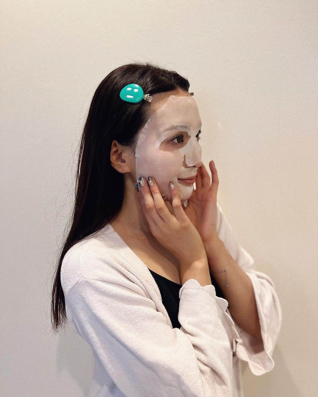 ANNA 杏奈のインスタグラム：「┈┈┈┈┈┈┈┈┈┈┈┈┈┈┈┈┈┈┈┈ オルフェス センシティブマスク・前髪クリップ ┈┈┈┈┈┈┈┈┈┈┈┈┈┈┈┈┈┈┈┈  敏感肌の方も安心😌  マスクによる肌荒れ、季節の変わり目時期の不調など、ゆらぎを感じるときにうれしい敏感肌用マスク。  敏感肌のために処方した美容液がたっぷり！  CICA成分やティーツリーエキス、ヒアルロン酸などを配合されているよ️🩵  そしてシートはオーガニックコットン100％！  私は今年も花粉症が酷くてやっと落ち着いてきたのでケアも頑張ってる🥺  香りが良く、スッキリとした気分になれる‪🫶🏻🤍 ベタつき感もないから使い心地が良いよ♥ . . .  #オルフェス #ALFACE #シートマスク #CICA」