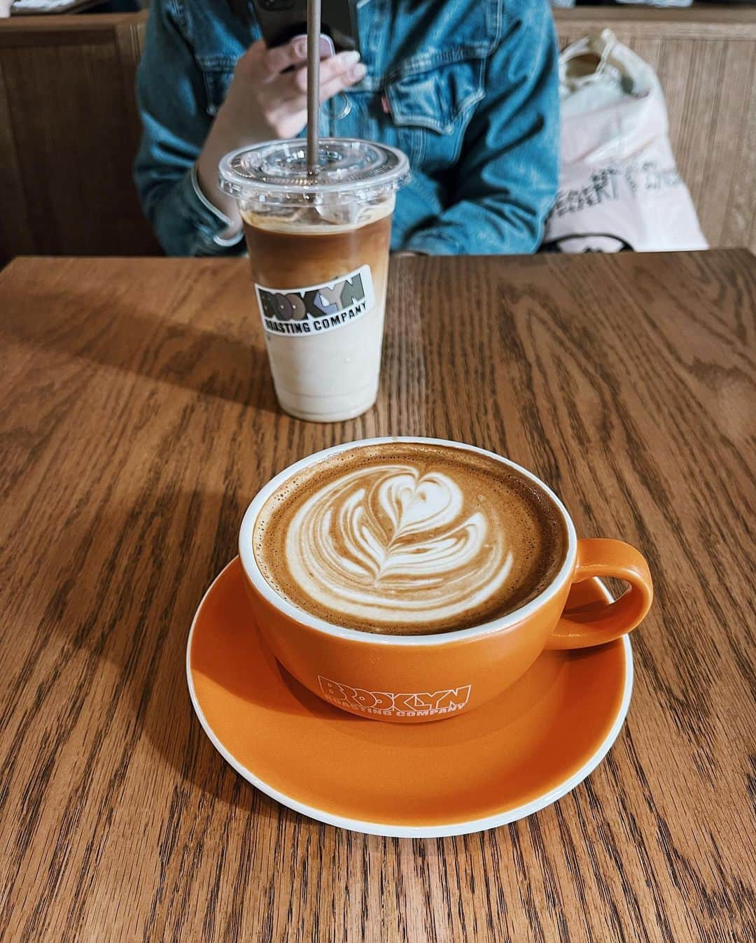 C A F E L O V E Rさんのインスタグラム写真 - (C A F E L O V E RInstagram)「Brooklyn Roasting Company // 下北沢 ミカン下北の1番奥に出来た大きなカフェ☕️ 朝8時〜22時までopenしていて、 コーヒーはもちろん、食事やお酒も楽しめる カフェレストラン🍷🍽️  とにかく広く、Wi-Fi、電源も完備されているので、 おひとり様でもゆっくり過ごせるおすすめのお店💕 今度はランチにまたゆっくり訪れたいです🥪  ------------------------------------- ◼︎オーダー カフェラテ¥594  ◼︎広さ 97席 ベビーカー、車椅子入店可 テラス席もあり  ◼︎Wi-Fi、電源 あり  ◼︎ペット テラスのみ可  ◼︎テイクアウト 可  ◼︎最寄駅 下北沢駅徒歩２分 ------------------------------------- @brooklynroasting_shimokitazawa  #BrooklynRoastingCompany #ブルックリンロースティングカンパニー ㅤ ※営業状況やメニューなど詳細は、 各アカウントでご確認ください」4月25日 17時24分 - _cafelover_