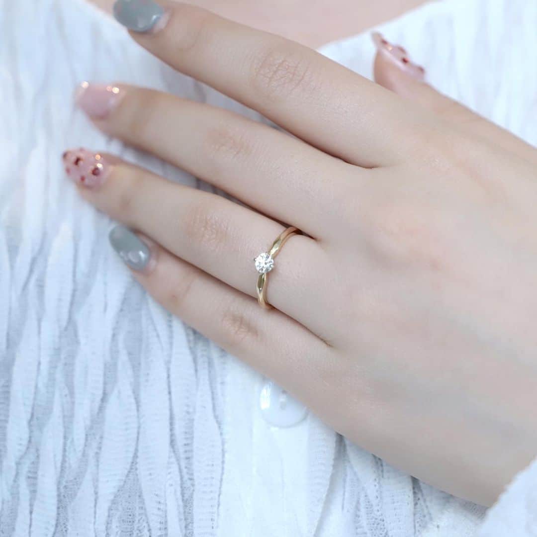 BIJOUPIKO(ビジュピコ)さんのインスタグラム写真 - (BIJOUPIKO(ビジュピコ)Instagram)「おすすめのリング紹介Part2💍 ． 光り輝くダイヤモンドに見惚れて💎 ． 白鳥が羽を広げた様子を表した特徴的なアームが ナチュラルな印象を与えます✨ 華奢な石座はダイヤモンドの輝きを引き立て シーンを選ばず愛用できるエンゲージリングです♡ ． ． コンセプト💐 （ER）ありのままの輝き （MR）永遠に続くふたりの未来 ． ． ブランド💫 ENUOVE　-イノーヴェ- . リング💍 （ER）cygnet　-シグネット- （MR) terra -テラ- . プライス🕊️ （ER）Pt950×K18YG　¥92,400〜 （MR) Pt950×K18YG　¥114,400〜 ※価格は税込表記。ERは枠代のみ。 . ． Web来店予約特典でAmazonギフトカード3,000円分を プレゼントしています✨ ※一部店舗はケンズカフェ東京のガトーショコラ引換券プレゼント ▼来店予約はこちらから @bijoupiko_official ． ． 期間限定！ビジュピコオリジナルの ペカンナッツショコラ 塩キャラメル味も 店頭にてプレゼント中💝 ※無くなり次第終了です ※一部店舗のみの開催です ． ． この投稿いいねと思ったら❤️をタップ、 後から見返したいときは保存🔖、 誰かに教えたいときにはシェアしてください🫶 . . #ビジュピコ #bijoupiko #婚約 #結婚 #指輪 #結婚指輪 #婚約指輪 #結婚指輪探し #婚約指輪探し #マリッジリング #エンゲージリング #marriedrings #engagementring #wedding #プラチナリング #ゴールドリング #ピンクゴールドリング #ブライダルリング #結婚指輪選び #婚約指輪選び #ダイヤリング #重ね付けリング #結婚指輪と重ね付け #婚約指輪と重ね付け #リングコーディネート #2023春婚 #2023夏婚 #シンプルネイル #ブライダルネイル #bijoupiko_enuove」4月25日 17時25分 - bijoupiko_official