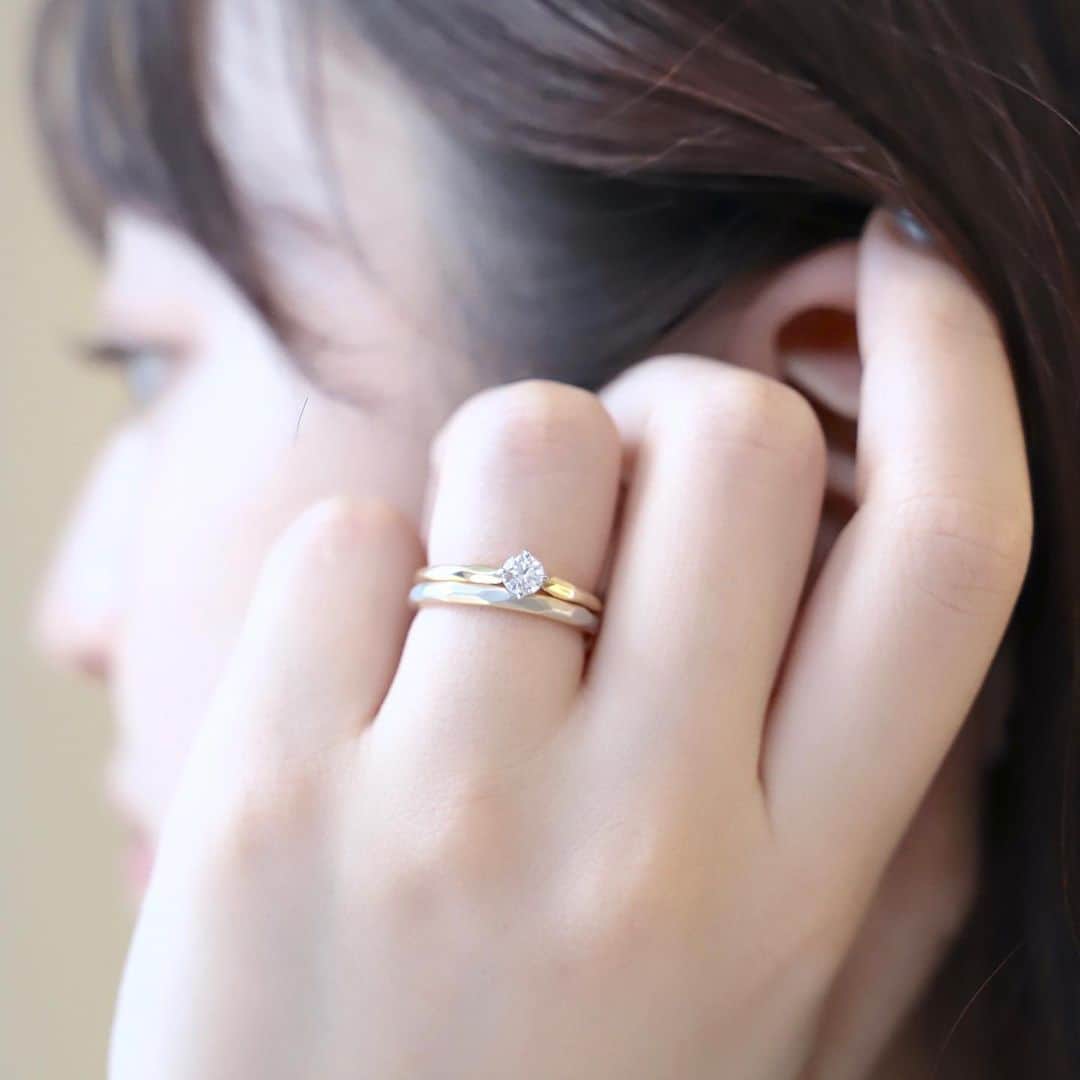 BIJOUPIKO(ビジュピコ)さんのインスタグラム写真 - (BIJOUPIKO(ビジュピコ)Instagram)「おすすめのリング紹介Part2💍 ． 光り輝くダイヤモンドに見惚れて💎 ． 白鳥が羽を広げた様子を表した特徴的なアームが ナチュラルな印象を与えます✨ 華奢な石座はダイヤモンドの輝きを引き立て シーンを選ばず愛用できるエンゲージリングです♡ ． ． コンセプト💐 （ER）ありのままの輝き （MR）永遠に続くふたりの未来 ． ． ブランド💫 ENUOVE　-イノーヴェ- . リング💍 （ER）cygnet　-シグネット- （MR) terra -テラ- . プライス🕊️ （ER）Pt950×K18YG　¥92,400〜 （MR) Pt950×K18YG　¥114,400〜 ※価格は税込表記。ERは枠代のみ。 . ． Web来店予約特典でAmazonギフトカード3,000円分を プレゼントしています✨ ※一部店舗はケンズカフェ東京のガトーショコラ引換券プレゼント ▼来店予約はこちらから @bijoupiko_official ． ． 期間限定！ビジュピコオリジナルの ペカンナッツショコラ 塩キャラメル味も 店頭にてプレゼント中💝 ※無くなり次第終了です ※一部店舗のみの開催です ． ． この投稿いいねと思ったら❤️をタップ、 後から見返したいときは保存🔖、 誰かに教えたいときにはシェアしてください🫶 . . #ビジュピコ #bijoupiko #婚約 #結婚 #指輪 #結婚指輪 #婚約指輪 #結婚指輪探し #婚約指輪探し #マリッジリング #エンゲージリング #marriedrings #engagementring #wedding #プラチナリング #ゴールドリング #ピンクゴールドリング #ブライダルリング #結婚指輪選び #婚約指輪選び #ダイヤリング #重ね付けリング #結婚指輪と重ね付け #婚約指輪と重ね付け #リングコーディネート #2023春婚 #2023夏婚 #シンプルネイル #ブライダルネイル #bijoupiko_enuove」4月25日 17時25分 - bijoupiko_official