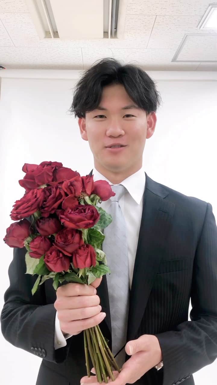 TORACOのインスタグラム：「5/12（金）〜14（日）#TORACODAY のチケット、皆様GETできましたか🥰？  #TORACO 仲間やお友達を誘って、遊びにきてください⚾️💛  チケットはコチラ🎫 https://m.hanshintigers.jp/ticket/list.html#regular_koshien  イベント詳細はコチラ👇 https://hanshintigers.jp/toraco/guest/   #阪神タイガース #及川雅貴 選手 #野球 #関西 #今年のTORACOは一味違う #お久しぶりのスーツ動画です 🌹🙌」