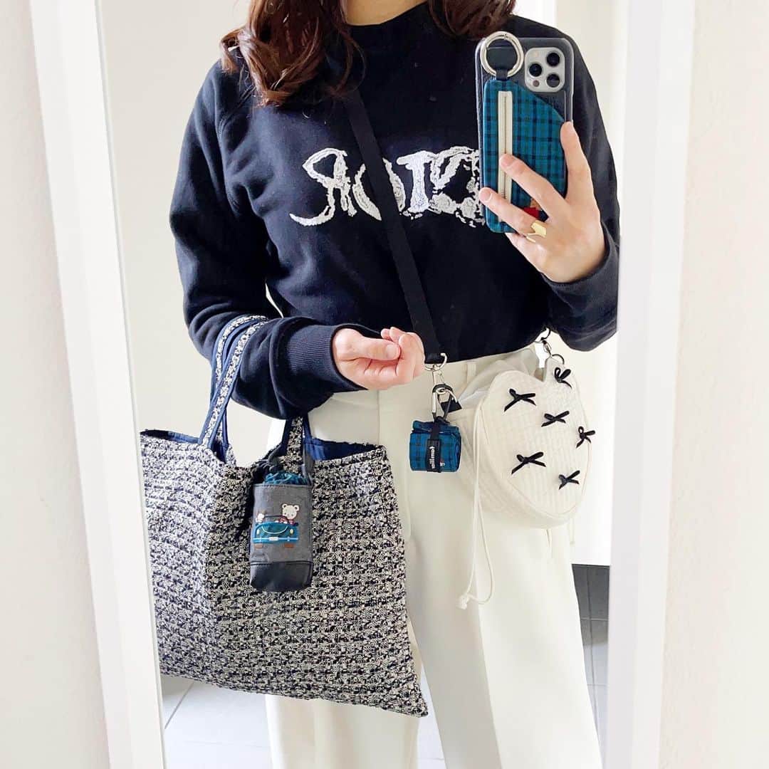 ririiiiii58さんのインスタグラム写真 - (ririiiiii58Instagram)「🤍🖤.*  スウェットをクリーニングに出したら小さくなった って👨🏽が言うからもらってあげた◡̈ 👨🏽が大きくなったんじゃなくて...？◡̈ って思うけど違うみたいです◡̈  Diorの担当さんも悲しがってたみたい𓅼 わたしはちょっと嬉しい♥ レースみたいなロゴが可愛くて いつ着ようか狙っていたから◡̈  それにしても寒いですね𓏲𓇢𓂅🍂  #dior#ディオール#スウェット#スウェットコーデ#plst#プラステ#ワイドパンツ#gypsophila#ジプソフィア#リボンバッグ#conforobe#コンフォローブ#ツイードバッグ#familiar#ファミリア#エコバッグ 🤍🖤」4月25日 17時30分 - ririiiiii58