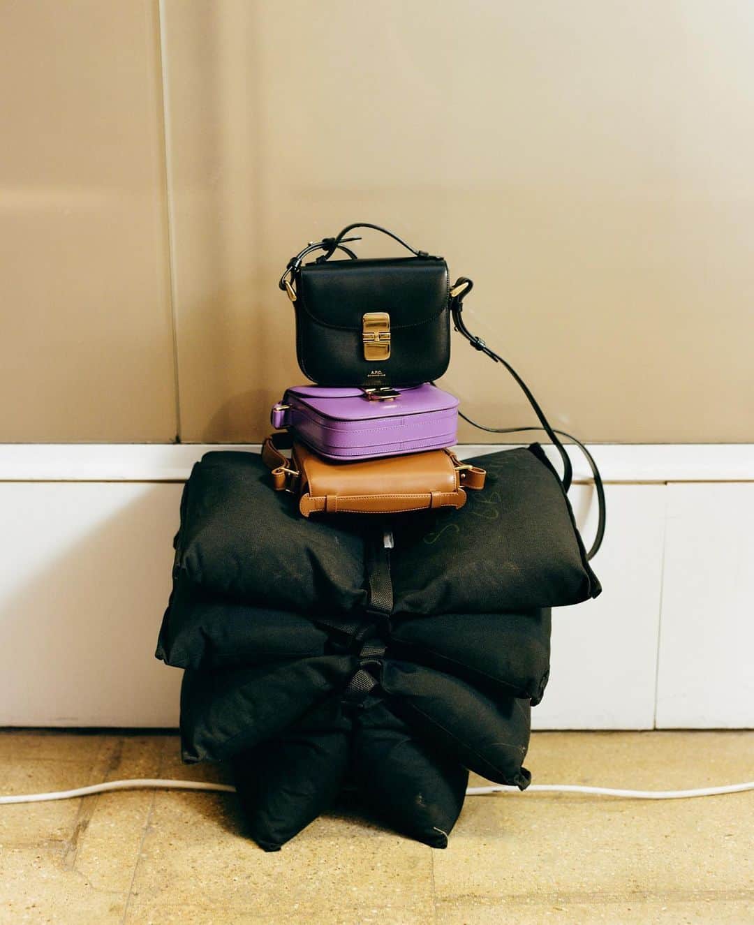 アーペーセーのインスタグラム：「Small and versatile.   The Grace mini is crafted in smooth leather and features an adjustable strap to be worn on the shoulder or across the chest as well as a handle to carry it by hand.  Discover the full color range in stores and at apc.fr   #APCParis」