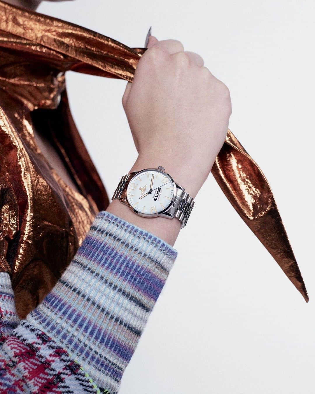 ヴィヴィアンウエストウッドさんのインスタグラム写真 - (ヴィヴィアンウエストウッドInstagram)「Shop our new ‘Cadogan’ watch, featuring a fully polished dress watch style case with bevelled lugs.  #VWSS23 #TimeMachine」4月25日 17時30分 - viviennewestwood