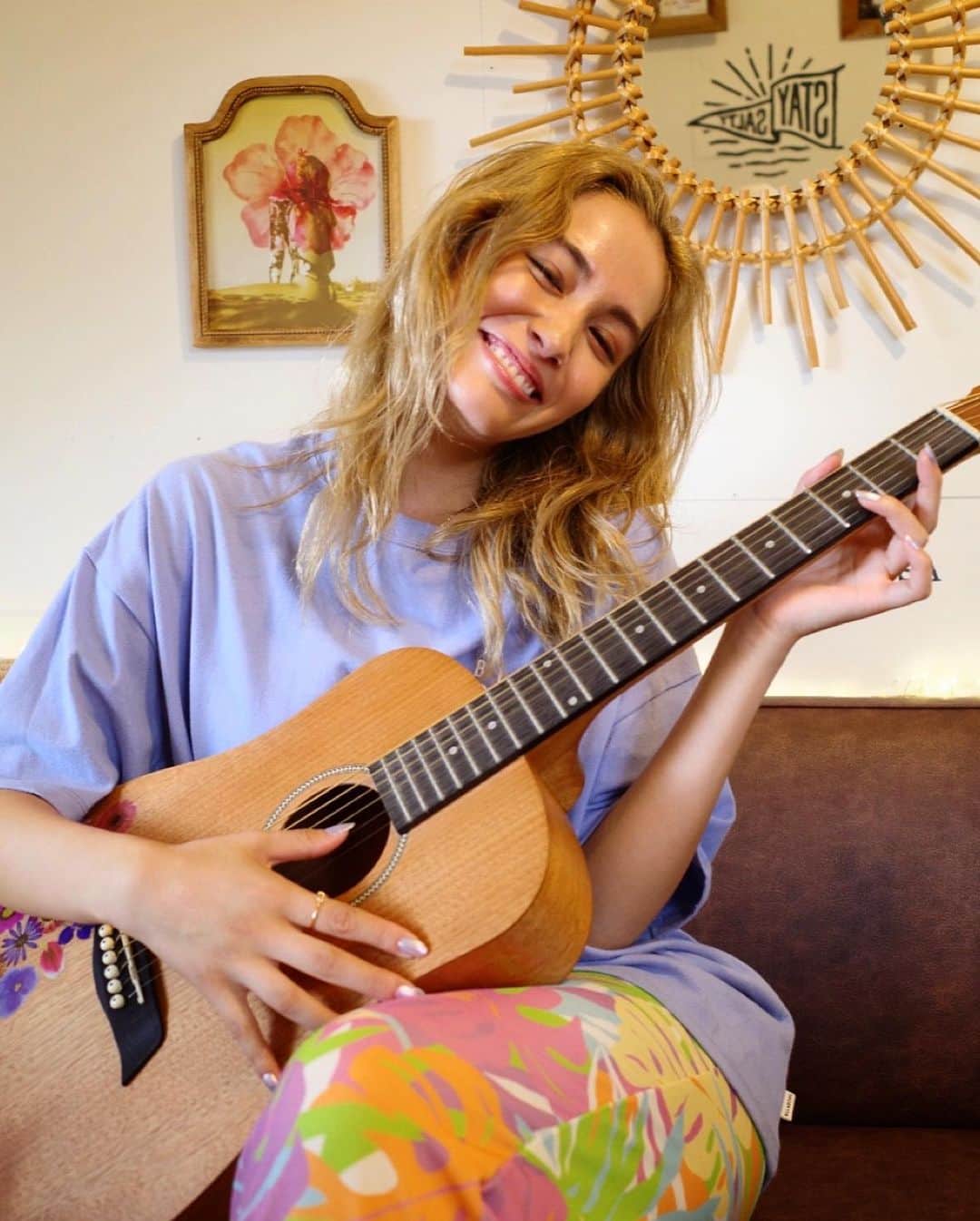 AMIのインスタグラム：「I'm guitar player??🎸🌴🌺💕」