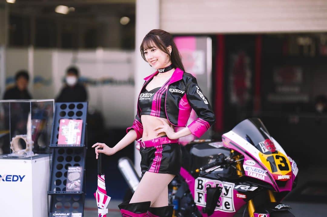 瀬谷ひかるのインスタグラム：「💗🖤  2023 NGK スパークプラグ 鈴鹿2&4レース 2023 MFJ全日本ロードレース選手権シリーズ第2戦 #13 teamBabyFaceは レース1  P28→リタイア レース2  P27→P30 となりました🏍️🏁  土曜日のレース1ではマシントラブルのため リタイアとなってしまいましたが、 チームの皆様のご尽力でレース2を無事完走しました！  今回2&4レースでピットウォークやイベント広場、 パドックエリアも制限が緩和されつつある中で EXEDY Racing Girlとして久々にサーキットに立つことができて 嬉しかったです❣️  全日本ロードレース選手権も残り6戦！ 引き続きteamBabyFaceの応援をよろしくお願いします💓  #exedy #exedyclutch #exedyracinggirls #teambabyface #babyface #鈴鹿サーキット #レースクイーン #racequeen #jrr #circuit #motorbike #motorsport #model #全日本ロードレース選手権 #コスチューム #美脚 #高身長女子 #撮影会モデル #モデル #被写体」