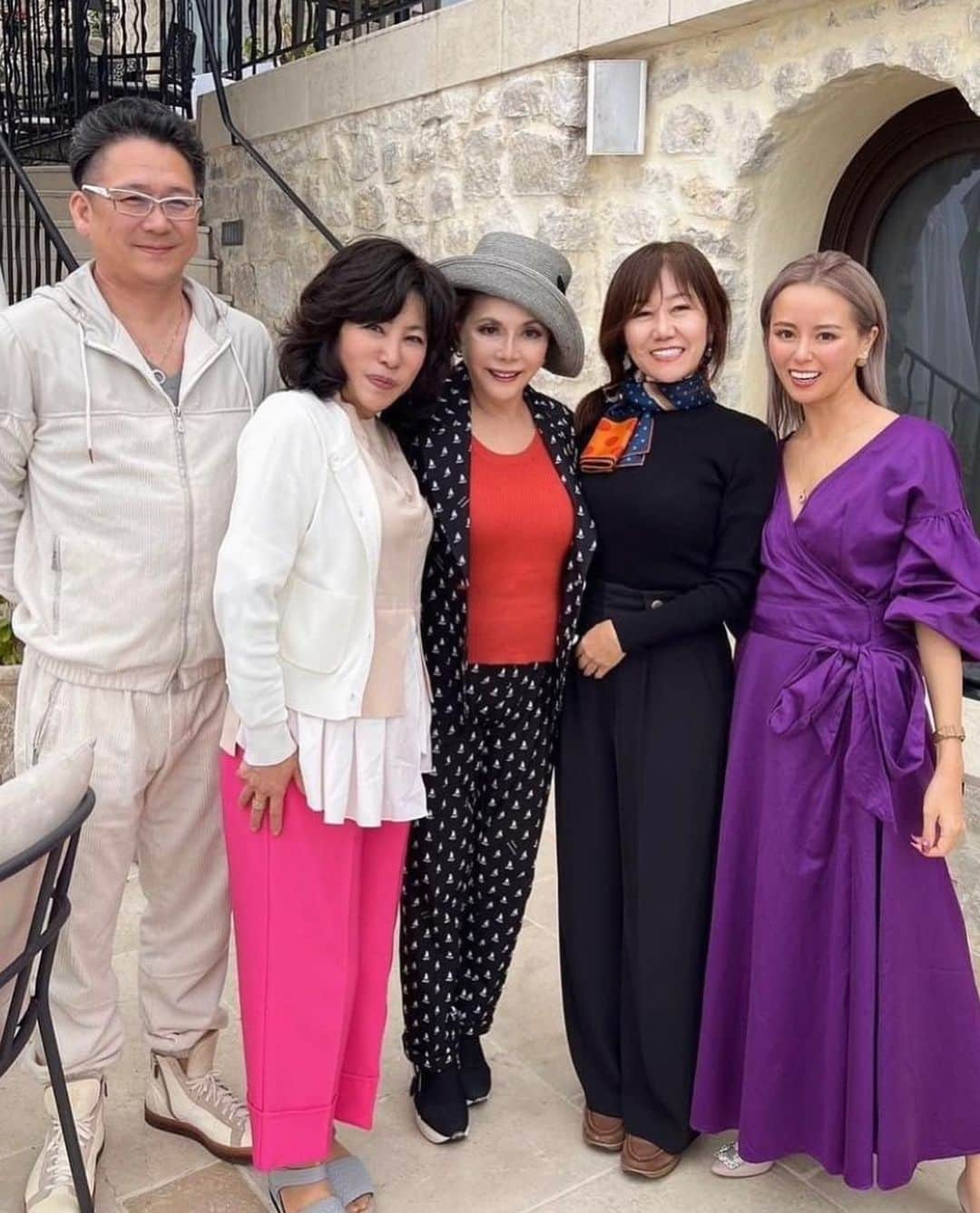 工藤万季さんのインスタグラム写真 - (工藤万季Instagram)「モナコ旅・南仏の旅①🇲🇨💖  帰国より時間が経ってしまいましたが デヴィ夫人と共に旅をしたモナコモナコの思い出についてアップしていきたいと思います🌹✨  今回は3泊5日の超弾丸旅。 まだ2歳の子供がいるので長期間は無理でしたが短くても絶対に行きたい旅だったのです💕 短い旅でしたが超超超超濃厚な旅。  深く思い出に残る体験となりました🌈✨  まずは フランス南東部、コート・ ダジュール にある エズ(Èze) 村 よりご紹介。  エズ村は、 コートダジュールへ観光に行った際には外せない場所。  ニースとモナコの中間に位置し、 多くのの観光客が訪れる、自然の眺めが美しい♡  絶景が見られるとして有名ですが 今回は霧がかかっていて 絶景を見ることができなかったのですが 霧に包まれた風景がなんとも幻想的で美しかったです🥹✨  春夏のシーズンになると観光客で賑わっているようですが今回は3月と言うことで人が少なくラッキー。 ゆっくりと村を堪能。  夫人は物知りで行く場所行く場所、 こんなところだよーっと丁寧に 説明をしてくれくれるので楽しさ倍増💖💖  続く...🌈  みんなは誰とどこへ行きたい？ コメント欄に書いてね❣️そうすると叶うよ💖💖  #モナコ#モナコ旅#薔薇の舞踏会#エズ村#夢を叶える」4月25日 17時32分 - makikudooo