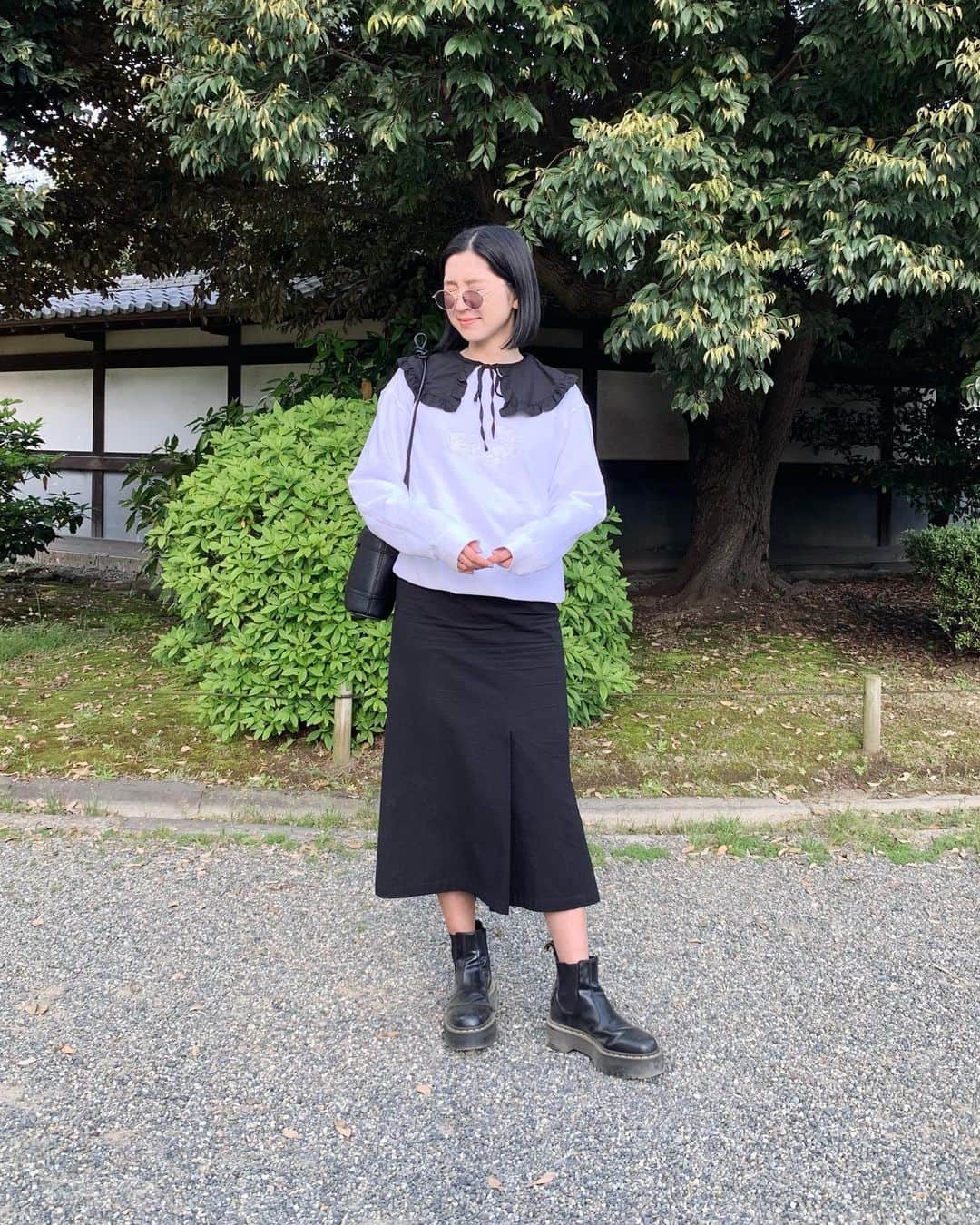 小谷実由のインスタグラム：「肌寒い日は裏起毛スウェットチャンス🐼 白に白刺繍可愛い🪡🤍 shirts @machupichu_shop . tops @peatepeatepeate . bottoms @susuri_official . sheer socks @tabio.jp . bag @levernis_official . glasses @blanc_official . shoes @drmartens_japan . #おみゆ箪笥」