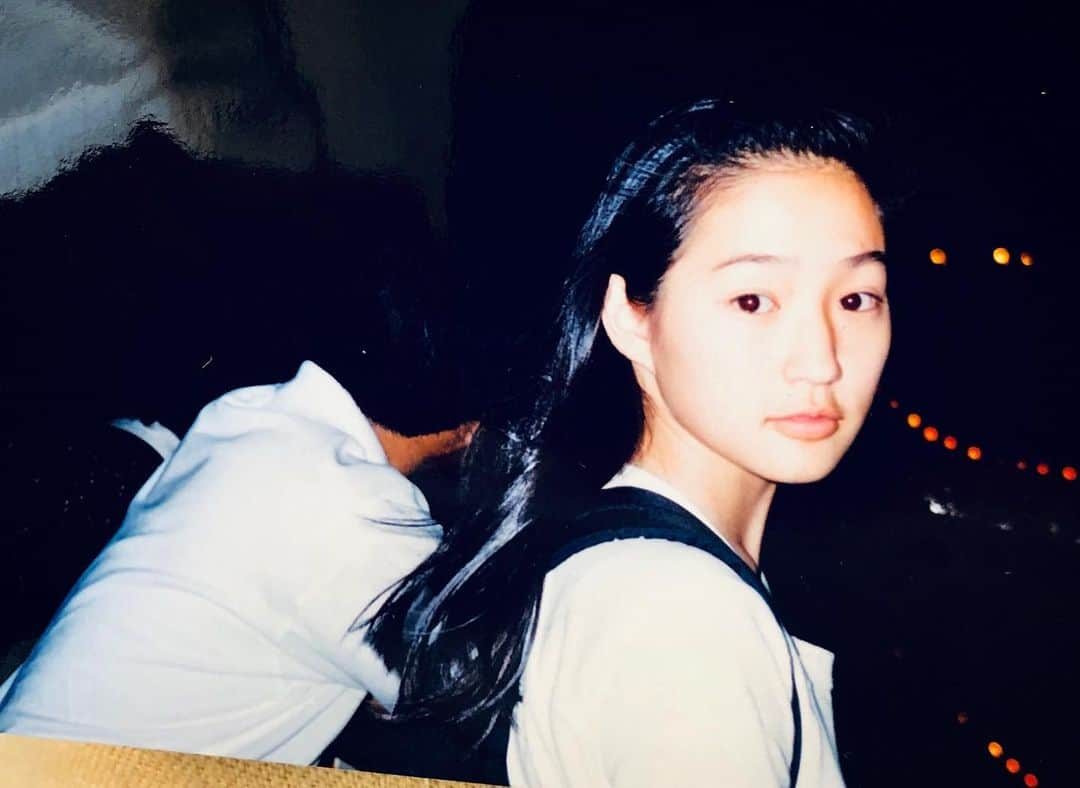 安藤裕子さんのインスタグラム写真 - (安藤裕子Instagram)「昨晩は御二方を除いて会場には皆様いらっしゃらなかったと聞いて一安心とするものの、 足を運んで下さった御二方には本当にごめんなさい😞  ええええ ってなりましたよね  もしこんなSNSとか目にしてくれるなら、本当にごめんねとお伝えしたい  けど私は今ボサボサすぎるので中学生？くらいのゆうこに代わりに伝えてもらいます  まだ日程はフィックスしていないようですが、近々インスタライブで本番に向けてコーラスの練習会したいです！  またお知らせするので是非お待ちくださいね  #我々ノ前夜祭 #開催延期 #安藤裕子」4月25日 17時32分 - yuko_ando