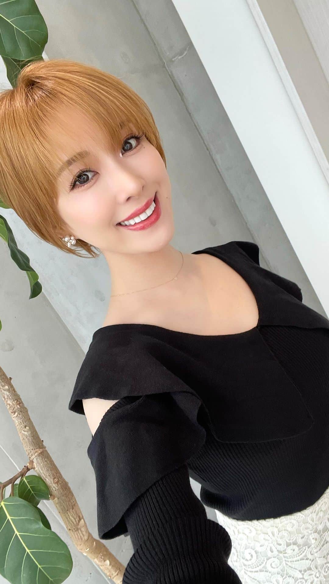 瀬戸早妃のインスタグラム：「安定の戸崎さん @k.tosaki にまたまた素敵ショートにして頂きました✂️💕 お話ししているほんの数分の間に完成してしまうのはいつ見ても神技です👏  #セイドット #say. #美容院 #表参道」