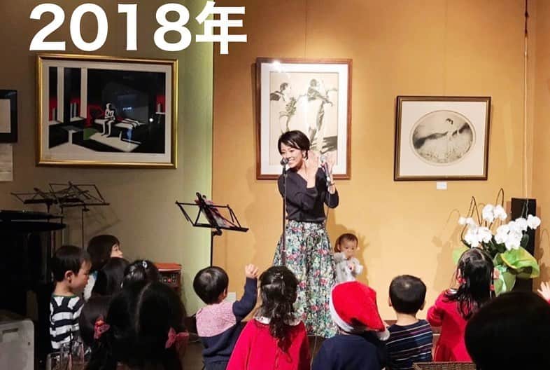 大和田美帆さんのインスタグラム写真 - (大和田美帆Instagram)「. 2017年から続けてきた  こどもも大人も楽しめる音楽会♪  #ミホステ  やっとやっと 3年ぶりに開催です！  #DADDY が終わってすぐということもあり、 #中川ひろたかさん  の曲もたくさん歌う予定。  グランドピアノにパーカッションも合わせた コンサートになります♪ 一緒に音楽を楽しみましょう！  また、サプライズゲストも！？  歌だけでなく トークに手遊びに朗読まで。久しぶりなので、 これでもかってほど、もういいです！って 言われるほど盛りだくさんでお届けします。笑  ファミリーで、そして大人だけでもご参加OK！  子どもの笑い声だけでなく 泣き声も音楽の一部にしてしまおう！という会ですので  そのあたりに寛容な大人の方にご参加お願いしておりますm(_ _)m  前にクリスマス会をしたり、母の音楽葬や、 入院中のこどもたちに配信で音楽を届けた  恵比寿アートカフェフレンズでお待ちしていますっ。  2023.5.21 (日) 12:00 open 13:00 start  おとな＊5000円(1ドリンク付き) 小学生〜高校生＊2000円(1ドリンク付き) 未就学児＊無料  ご予約は 【4/27(木)12:00〜】  当日にLINE、ブログ、インスタグラムのストーリーに予約フォームのURLを貼りますので、そちらからご予約ください。  ［先着順］ですのでお早めのご予約をお勧めいたします。  久しぶりに皆さんと直接お会いできるのが 楽しみで仕方ない！  絶対に楽しい会にしますので 皆様もお楽しみに(๑´▿｀๑)♫」4月25日 8時41分 - miho_ohwada