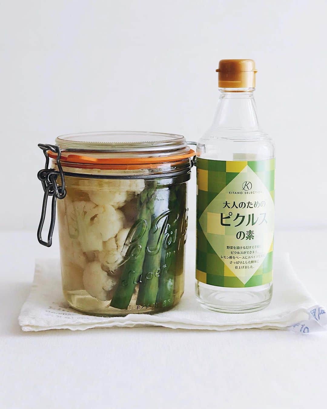 樋口正樹さんのインスタグラム写真 - (樋口正樹Instagram)「Pickles . 久々にピクルスを漬けました。 アスパラとカリフラワーです。 ピクルス液は北野エースので、 保存瓶はル・パルフェを使用。 . @kitanoace @leparfait_jp . . . #野菜のピクルス #アスパラピクルス #カリフラワーピクルス  #アスパラリン #矢口農園 #大人のためのピクルスの素 #北野エース #北野エースで購入 #ルパルフェ #pickles #asparagus #cauliflower #kitanoace #leparfait_jp #leparfait」4月25日 8時37分 - higuccini