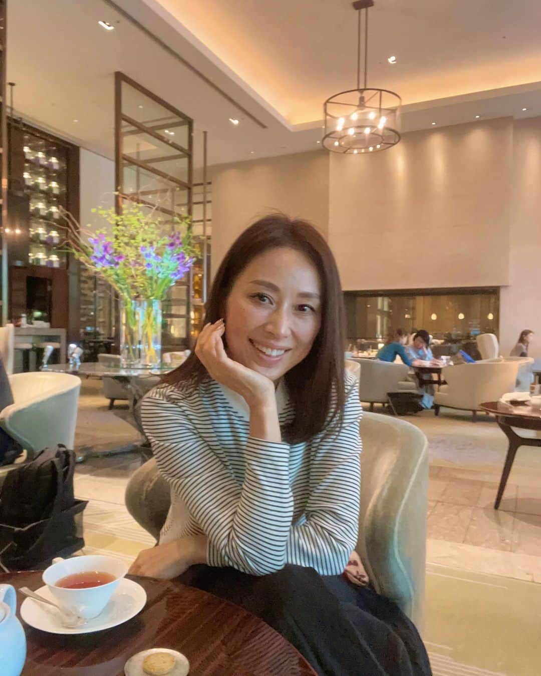 宮田綾子さんのインスタグラム写真 - (宮田綾子Instagram)「←50歳 美容✨2ヶ月おきくらいにセレクトクリニックのピコトーニングに通っています 肝斑で悩んでいたところにお友達から教えてもらって始めたのがきっかけなんだけど、1回目からトーンアップした感じに感動したの覚えてる✨ パチパチの顔の上で花火してるみたいだけど、綺麗になるのが分かってるからぜんぜん耐えられる😹🎇 セレクトクリニックさんはとても手際が良くて、ジム帰りとかにサッと寄れるからすごく気軽に行けるクリックです！ 前回は目尻ボトックスもしてもらいました、一昨年はクマ取りもしていただいています、目元は上原院長先生にお任せしています👀✨ かなり質問が多いのですが気になる年代ですよね 東京、大阪に月半々でいらっしゃるのでスケジュール確認してみてくださいね！ @dr.uehara   50歳 美容やファッションを投稿しています💗 リール動画とストーリーズにはトレーニングがありますのでチェックしてみてね✔️ ❤️ @ayako__miyata ←20.6万フォロワーありがとう❤️  #セレクトクリニック #ピコトーニング #pr #表参道美容クリニック #美容クリニック #トーニング #美白 #シミ取り #美肌ケア #目尻ボトックス #クマ取り #アラフィフ美容 #アラフォー美容 #50代美容 #40代美容」4月25日 8時50分 - ayako__miyata