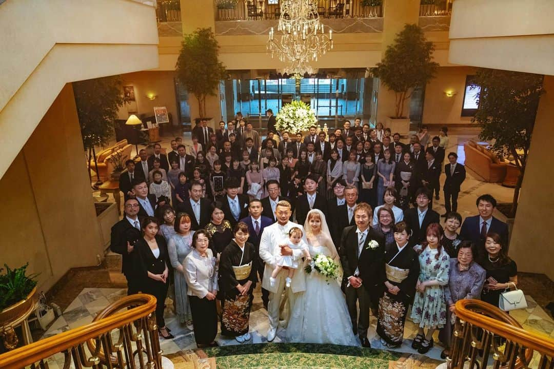 愛鷹亮さんのインスタグラム写真 - (愛鷹亮Instagram)「結婚式から１年  打合せとか１日6時間を何度も横浜まで通ったなー😂  激動の1年でしたが最高に充実して色々な経験ができた1年でした🙏  この家族と人生を共にできる俺はその時点でなにがあっても結果は幸せです👍  最高の家族と最高の人生を‼️  Best family with best life👪  #結婚式 #1年 #横浜ロイヤルパーク #みなとみらい #横浜」4月25日 8時46分 - aitakariki.g