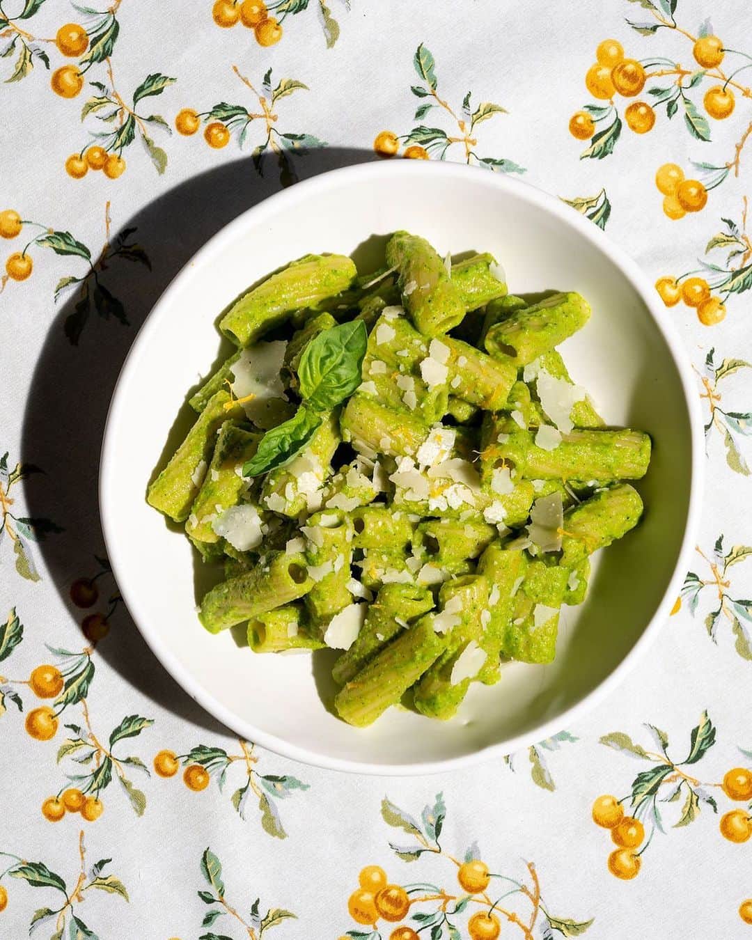 ティファニー・ティーセンさんのインスタグラム写真 - (ティファニー・ティーセンInstagram)「My garden is in full swing so this “Broccoli Pesto Pasta”  is what’s for dinner tonight #recipe on the #blog #linkinbio #gardentotable #vegetarian #eatyourgreens」4月25日 8時47分 - tiffanithiessen