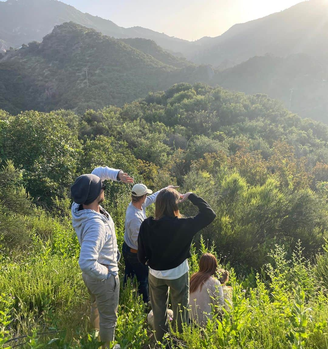 ボニー・ライトさんのインスタグラム写真 - (ボニー・ライトInstagram)「We went on a beautiful little hike in our backyard with our friends yesterday. Heart full 💗」4月25日 8時58分 - thisisbwright