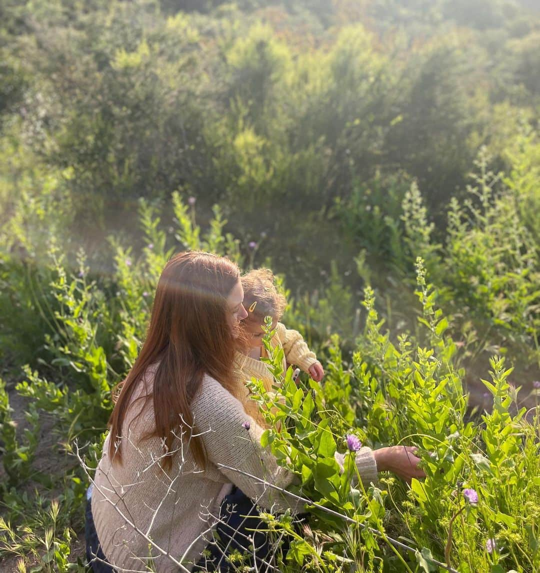 ボニー・ライトさんのインスタグラム写真 - (ボニー・ライトInstagram)「We went on a beautiful little hike in our backyard with our friends yesterday. Heart full 💗」4月25日 8時58分 - thisisbwright