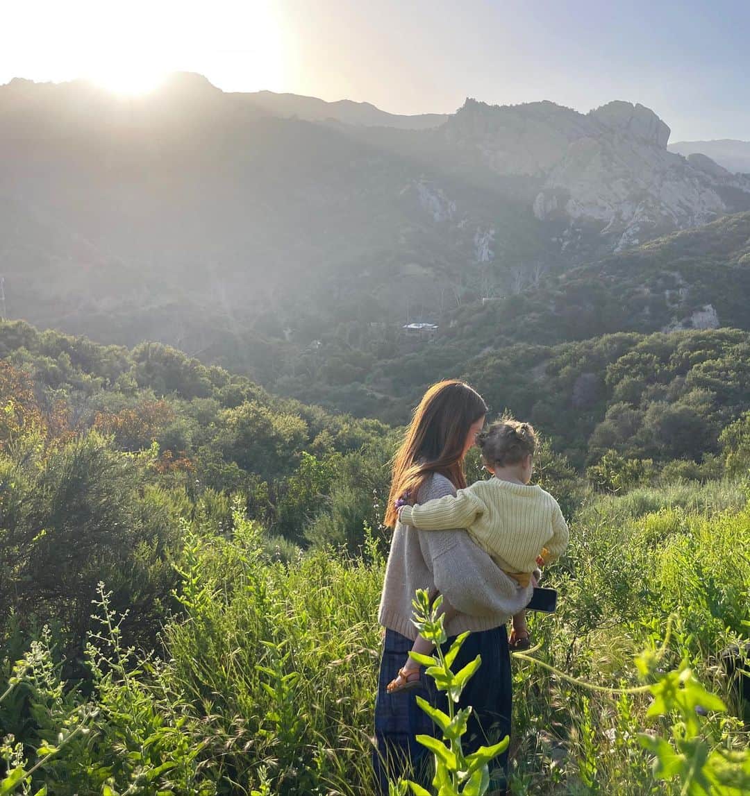 ボニー・ライトのインスタグラム：「We went on a beautiful little hike in our backyard with our friends yesterday. Heart full 💗」