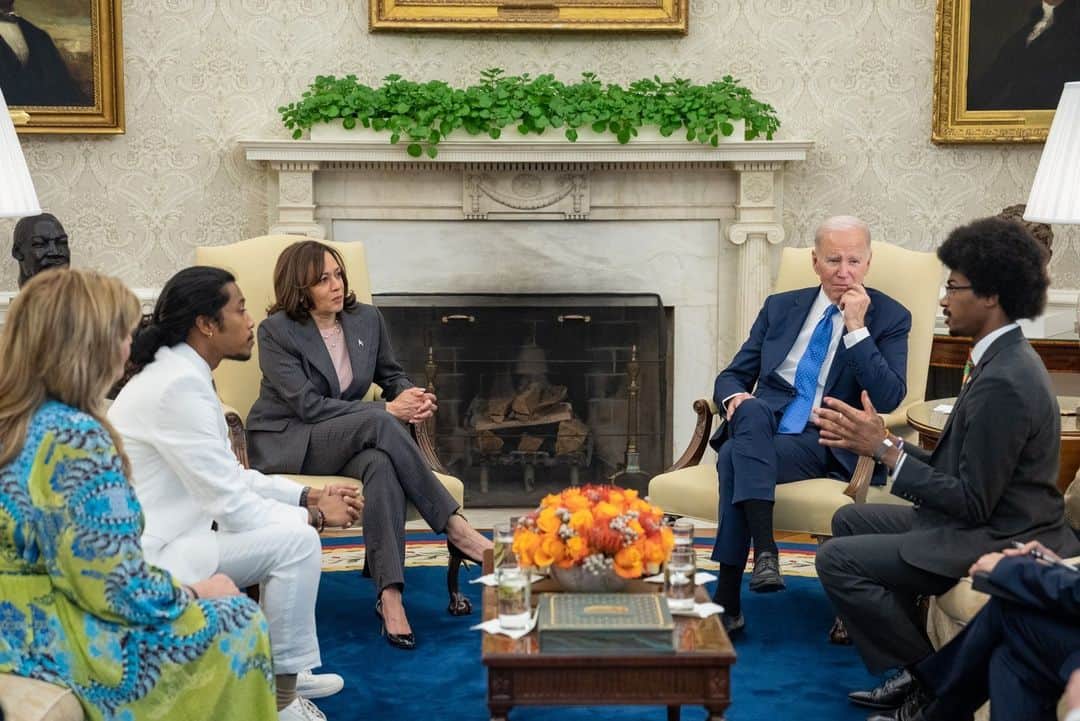 The White Houseさんのインスタグラム写真 - (The White HouseInstagram)「Today, President Biden and Vice President Harris met with Tennessee State Representatives Justin Jones, Justin Pearson, and Gloria Johnson to discuss their commitment to banning assault weapons and standing up for democratic values.」4月25日 10時00分 - whitehouse