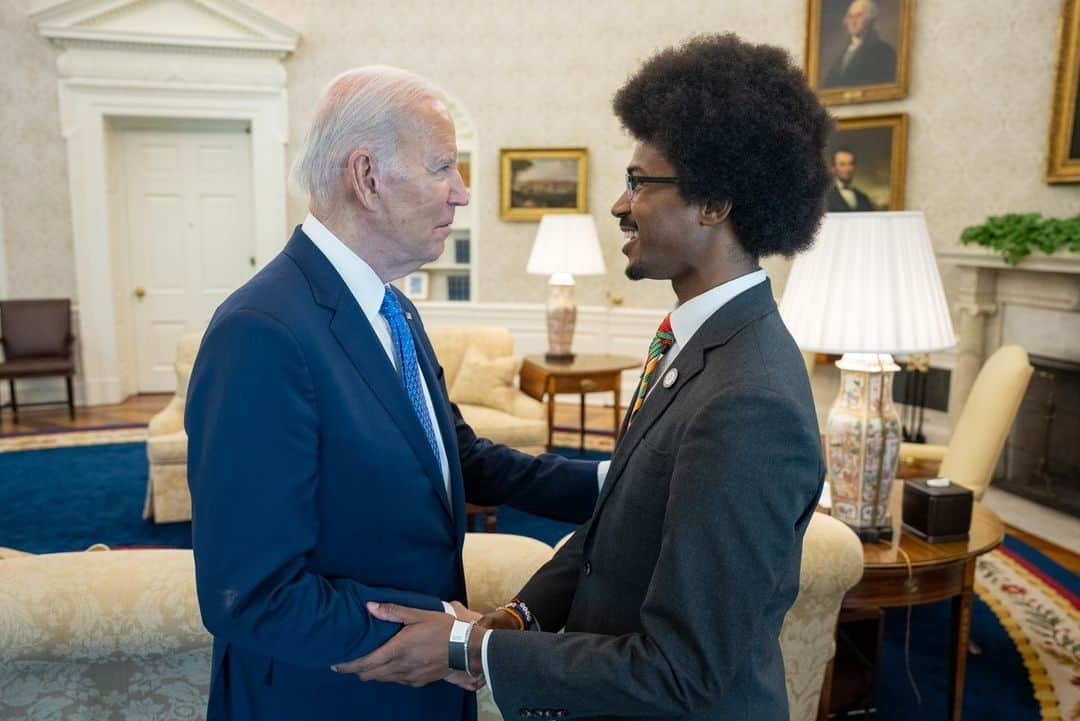 The White Houseさんのインスタグラム写真 - (The White HouseInstagram)「Today, President Biden and Vice President Harris met with Tennessee State Representatives Justin Jones, Justin Pearson, and Gloria Johnson to discuss their commitment to banning assault weapons and standing up for democratic values.」4月25日 10時00分 - whitehouse