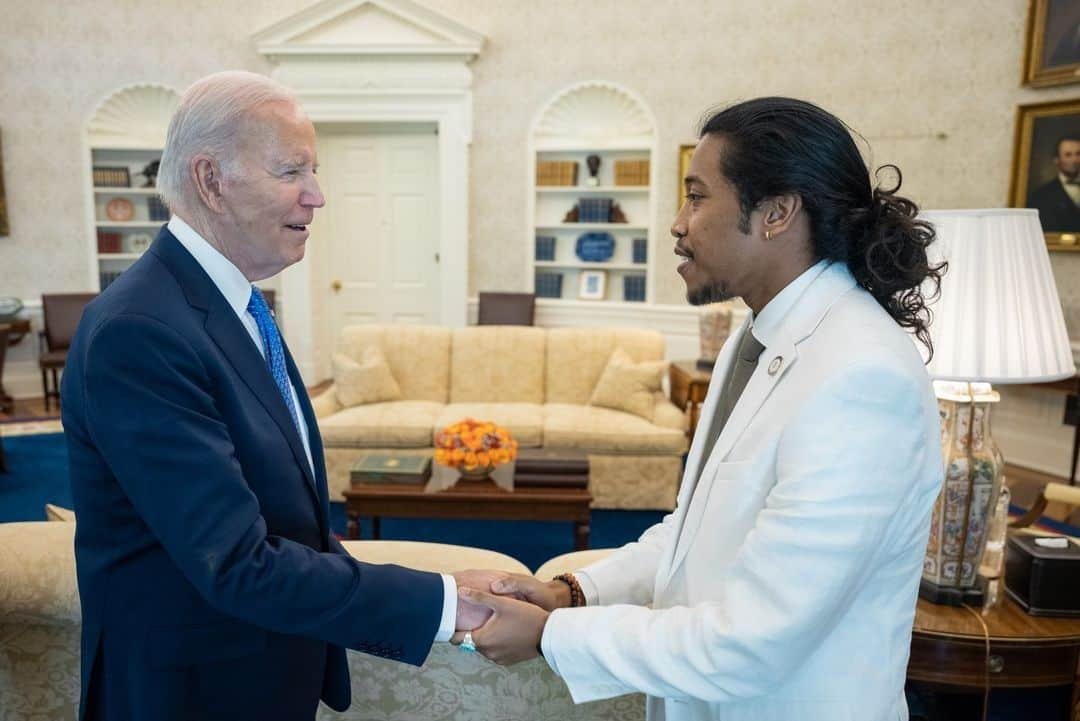 The White Houseさんのインスタグラム写真 - (The White HouseInstagram)「Today, President Biden and Vice President Harris met with Tennessee State Representatives Justin Jones, Justin Pearson, and Gloria Johnson to discuss their commitment to banning assault weapons and standing up for democratic values.」4月25日 10時00分 - whitehouse