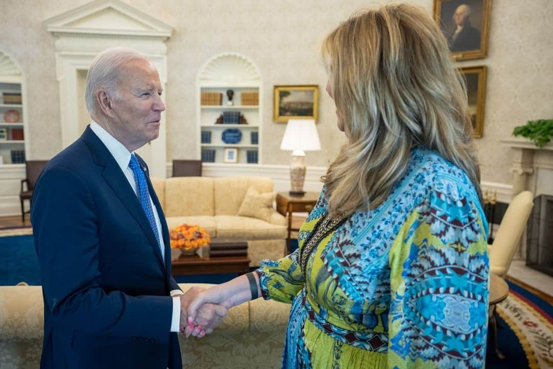 The White Houseさんのインスタグラム写真 - (The White HouseInstagram)「Today, President Biden and Vice President Harris met with Tennessee State Representatives Justin Jones, Justin Pearson, and Gloria Johnson to discuss their commitment to banning assault weapons and standing up for democratic values.」4月25日 10時00分 - whitehouse