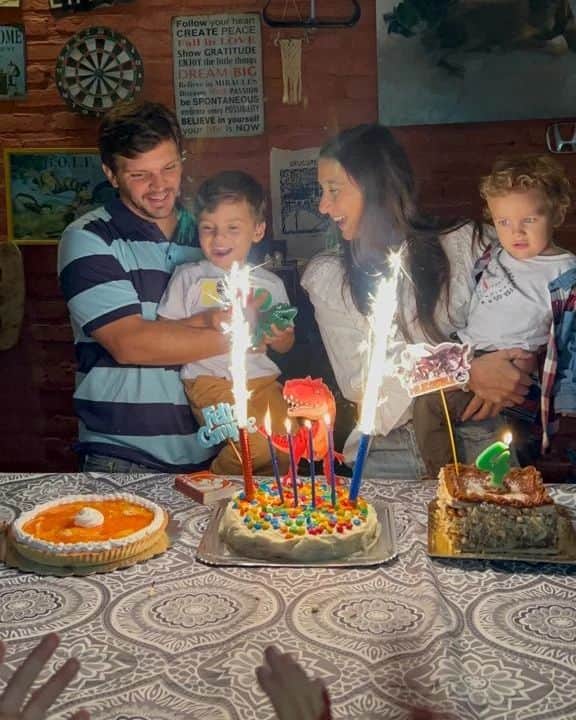 アメリー・ラコステのインスタグラム：「Una vez más lo logramos, tuviste tu día feliz!  Feliz cumple amorcito de mamá!  Gracias por estos felices 4 años!  Sos increíble y Te Amamos! ❤️」