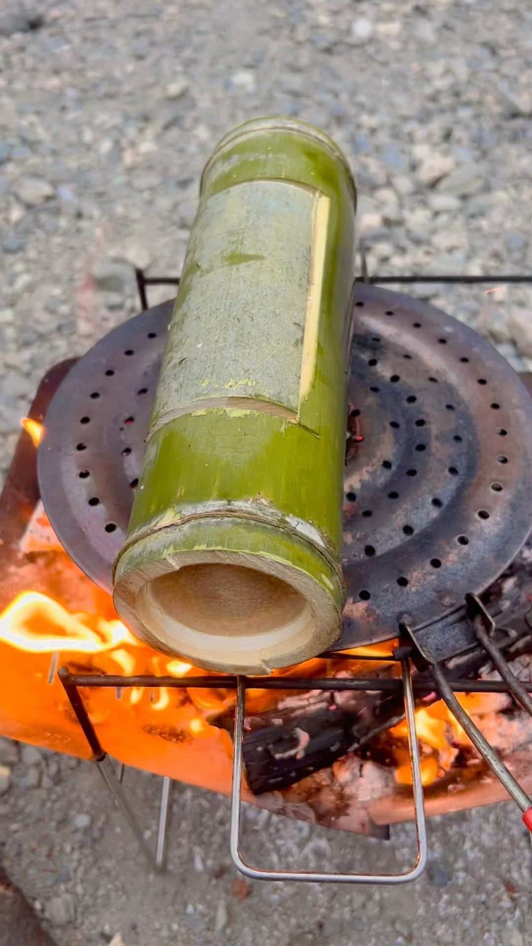 井澤惇のインスタグラム：「竹飯と鰻をキメちゃうやつ  #ソロキャンプ  #キャンプめし」