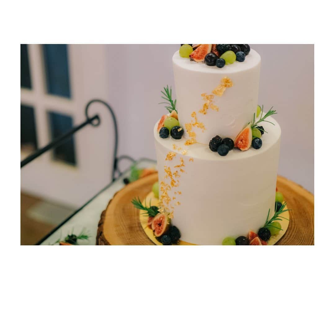結婚式場 ヴィラ・デ・マリアージュ宇都宮のインスタグラム：「. Wedding cake🎂 　　 　　 新郎新婦様のご希望を再現したオートクチュールのケーキです 　　 #ウェディングケーキ #ウェディングケーキデザイン  #プロヴァンス⁡⁡ #フランス⁡⁡ #南フランスの街⁡⁡⁡ #ヴィラデマリアージュ⁡⁡⁡⁡⁡⁡⁡ #ヴィラデマリアージュ宇都宮⁡⁡⁡⁡⁡⁡⁡ #自然⁡ #ナチュラルウエディング⁡ #宇都宮結婚式⁡⁡⁡⁡ #那須結婚式⁡⁡⁡⁡⁡ #栃木結婚式⁡⁡⁡⁡⁡⁡⁡ #宇都宮結婚式場⁡⁡⁡⁡⁡⁡⁡ #那須結婚式場⁡⁡⁡⁡⁡ #栃木結婚式場⁡⁡⁡⁡⁡⁡⁡ #那須ウエディング⁡⁡⁡⁡⁡ #宇都宮ドレスショップ⁡⁡⁡⁡⁡⁡⁡ #ウェディングドレス  #栃木ドレスショップ⁡⁡⁡⁡⁡⁡ #ヴィラ花嫁⁡⁡⁡⁡⁡⁡⁡ #宇都宮花嫁⁡⁡⁡⁡⁡⁡⁡ #栃木花嫁⁡⁡ #宇都宮レストラン⁡ #栃木レストラン⁡ #宇都宮カフェ⁡ #栃木カフェ」