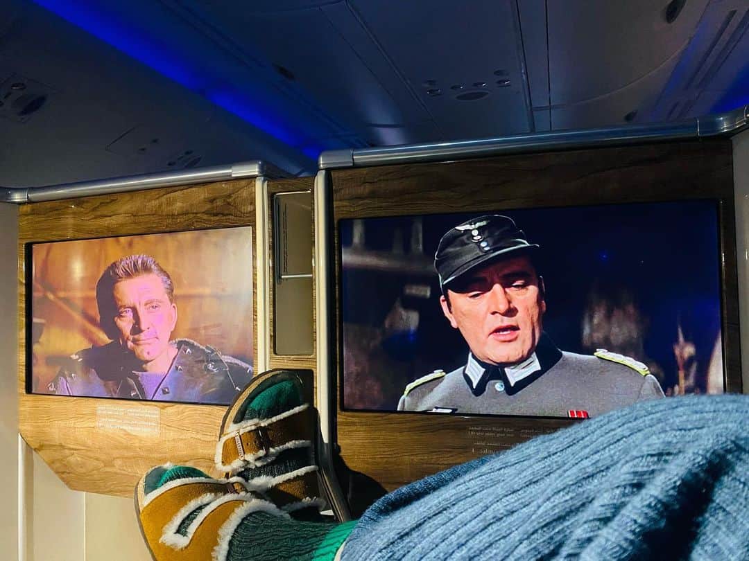 カレンウォーカーのインスタグラム：「A couple of classics for company before drifting off: V went with Kirk Douglas (Spartacus) while I opted for Richard Burton (Where Eagles Dare).」