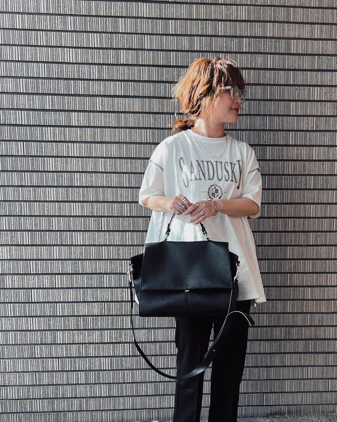 のインスタグラム：「‥𝕗𝕒𝕤𝕙𝕚𝕠𝕟‥ #シンプルコーデ  大好きカレッジロゴTシャツ🤍 黒いパンツ履いとけばコーデ完成するので、とってもオススメです🖤 ∵ オーバーサイズが可愛いTシャツは、 4/26(水)正午ZOZOTOWNオープンの新ブランド 【Anss.me アンスミー　(@anss.me_official_ )】のものです。  とにかくこのサイズ感！ロゴのサイズもちょうどで、上から羽織った時の見え方も良い感じです！ ∵ オープン当日限定、全品2,000円OFF になるそうなので、ぜひぜひチェックしてみてください♡ ∵ ∵ #anssme #アンスミー  #zozotown #ゾゾタウン #新ブランド」