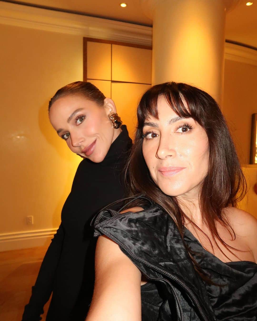 JEN ATKINさんのインスタグラム写真 - (JEN ATKINInstagram)「So happy to present my dear friend and sister in glam @danixmichelle the Style Curator of the year award at @dailyfrontrow last night. From interning in the New York magazine world to working her way to becoming a highly sought after it-girl stylist herself, Dani's journey is a true testament to her unwavering dedication and love for her craft.  Her fresh and edgy point of view, combined with her classic timelessness and sophistication, is a true reflection of her dynamic approach to styling. The way her clients adore her and root for her speaks volumes about her incredible talent.  But what truly sets Dani apart is her heart, her genuine love and care for her clients. Seeing them empowered empowers Dani, and it is this authenticity that has made her a fashion powerhouse. Congrats my friend and thank you for being such a wonderful human and celebrity stylist extraordinaire. 👏♥️」4月25日 9時30分 - jenatkinhair