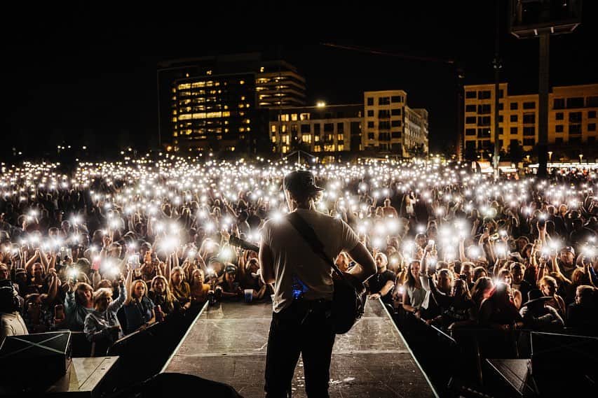 チェイス・ライスのインスタグラム：「Wilmington. Y'all were awesome last night. THANK YOU for showin up after we had to move the show. Night of my life.   📷@evan_destefano」