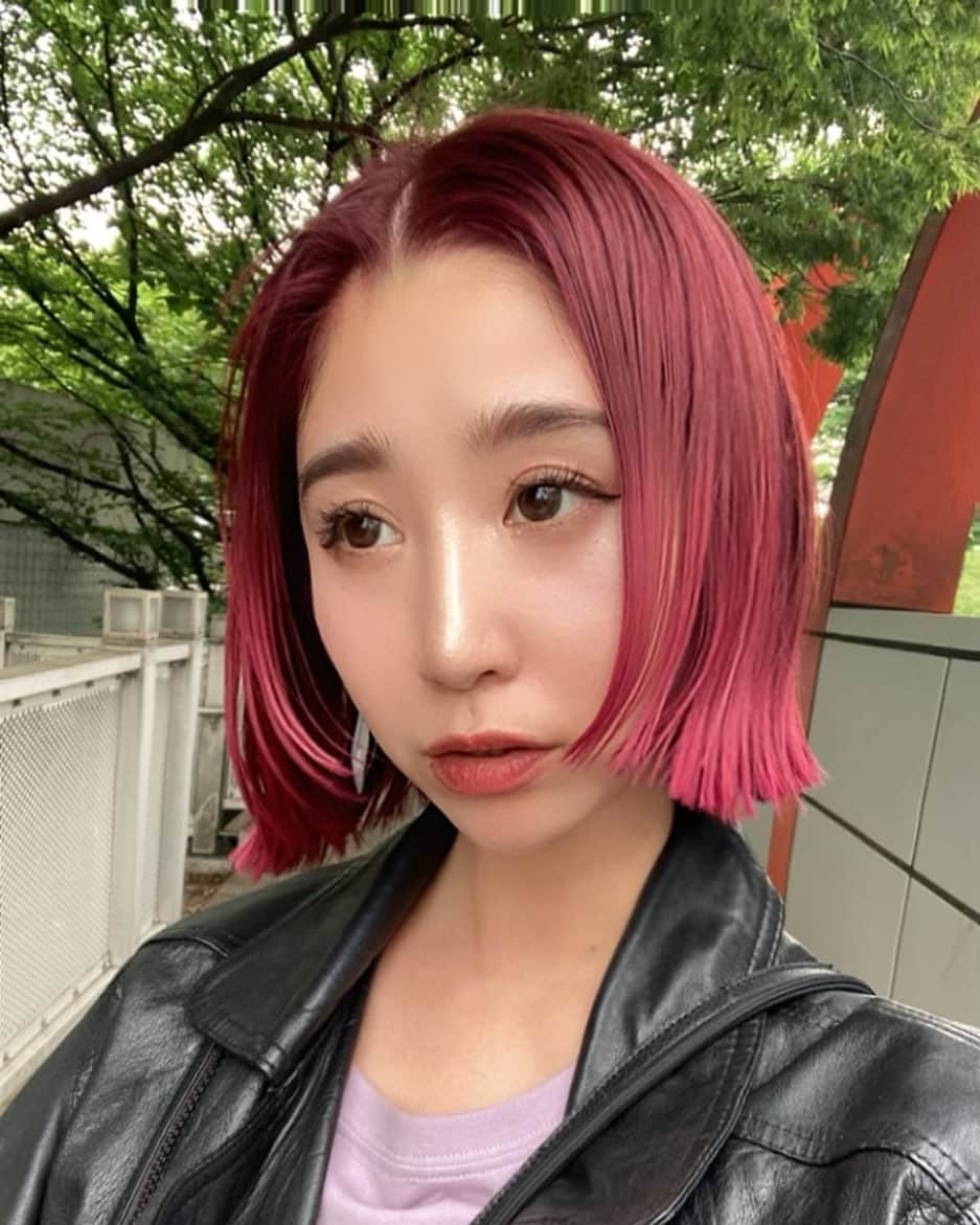 上田愛子のインスタグラム：「髪切ってもろた💗 目指せピンクウルフちゃん💗  このピンクはブリーチなしで カラーだけで染まるんだよ💞すごくない？  ゆんちゃんいつもありがとうございます💇‍♀️」