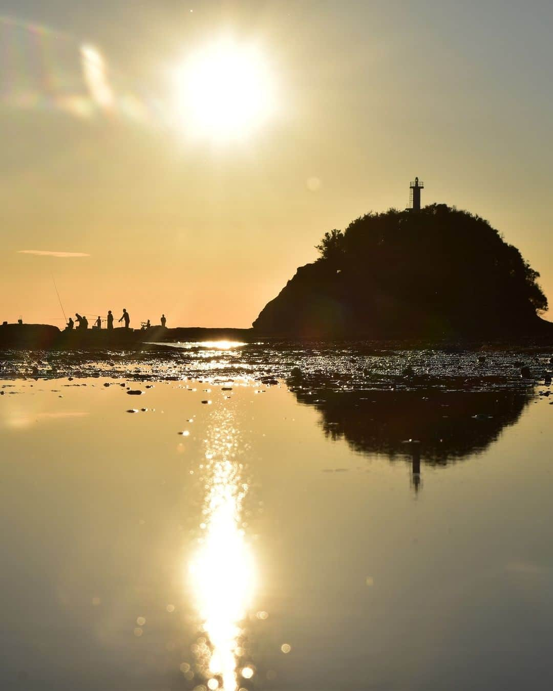 日本の国立公園さんのインスタグラム写真 - (日本の国立公園Instagram)「A sight to see in Wakayama 🤩  Cape Tenjinzaki, part of Yoshino-Kumano National Park, is a carefully preserved scenic area where the mountains on shore and flat reefs along the coast are connected as a single ecosystem rich with nature. The rocky shore is a popular spot for taking photos like those possible at Salar de Uyuni in southwestern Bolivia. ✨   This mountainous coastal area was once threatened by plans for villa development, resulting in local volunteers buying up the land with donations to protect the natural environment. In fact, Cape Tenjinzaki is considered to be a forerunner of the National Trust movement in Japan. 🏆   ⚠️The best time to capture a photo is during low tide when the water is calm and the tide level is 140 to 150 centimeters. The Tanabe Tourism Association's Tenjinzaki Osusume Calendar (Japanese only) shows the dates and times when conditions are most likely to be favorable. Be sure to check online before you go.   Dreaming of snapping a neat pic at Cape Tenjinzaki? Let us know with a ⭐️ in the comments.  📸 Incredible reflections 📸 A connected ecosystem 📸 Healthy ocean life  📸 Sunset scenery  #Japan #Travel #Tourism #ExploreJapan #DiscoverJapan #VisitJapan #YoshinoKumanoNationalPark #Wakayama #Tenjinzaki #CapeTenjinzaki #Tanabe #NationalPark #PhotoSpot #JapanNationalTrust  #日本 #国立公園」4月25日 10時00分 - nationalpark_japan