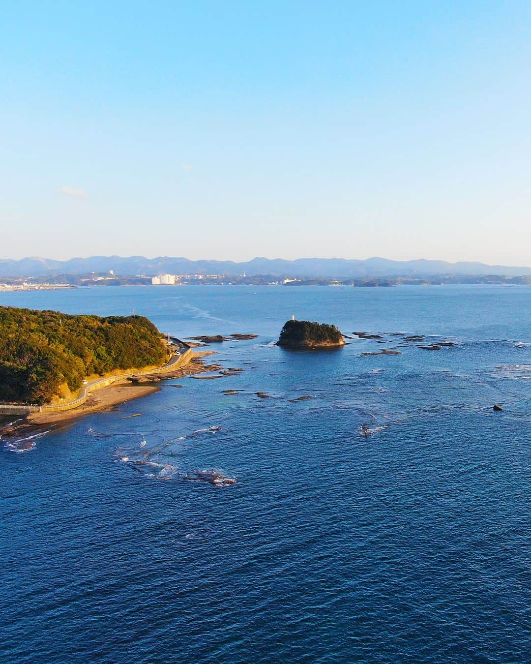 日本の国立公園さんのインスタグラム写真 - (日本の国立公園Instagram)「A sight to see in Wakayama 🤩  Cape Tenjinzaki, part of Yoshino-Kumano National Park, is a carefully preserved scenic area where the mountains on shore and flat reefs along the coast are connected as a single ecosystem rich with nature. The rocky shore is a popular spot for taking photos like those possible at Salar de Uyuni in southwestern Bolivia. ✨   This mountainous coastal area was once threatened by plans for villa development, resulting in local volunteers buying up the land with donations to protect the natural environment. In fact, Cape Tenjinzaki is considered to be a forerunner of the National Trust movement in Japan. 🏆   ⚠️The best time to capture a photo is during low tide when the water is calm and the tide level is 140 to 150 centimeters. The Tanabe Tourism Association's Tenjinzaki Osusume Calendar (Japanese only) shows the dates and times when conditions are most likely to be favorable. Be sure to check online before you go.   Dreaming of snapping a neat pic at Cape Tenjinzaki? Let us know with a ⭐️ in the comments.  📸 Incredible reflections 📸 A connected ecosystem 📸 Healthy ocean life  📸 Sunset scenery  #Japan #Travel #Tourism #ExploreJapan #DiscoverJapan #VisitJapan #YoshinoKumanoNationalPark #Wakayama #Tenjinzaki #CapeTenjinzaki #Tanabe #NationalPark #PhotoSpot #JapanNationalTrust  #日本 #国立公園」4月25日 10時00分 - nationalpark_japan